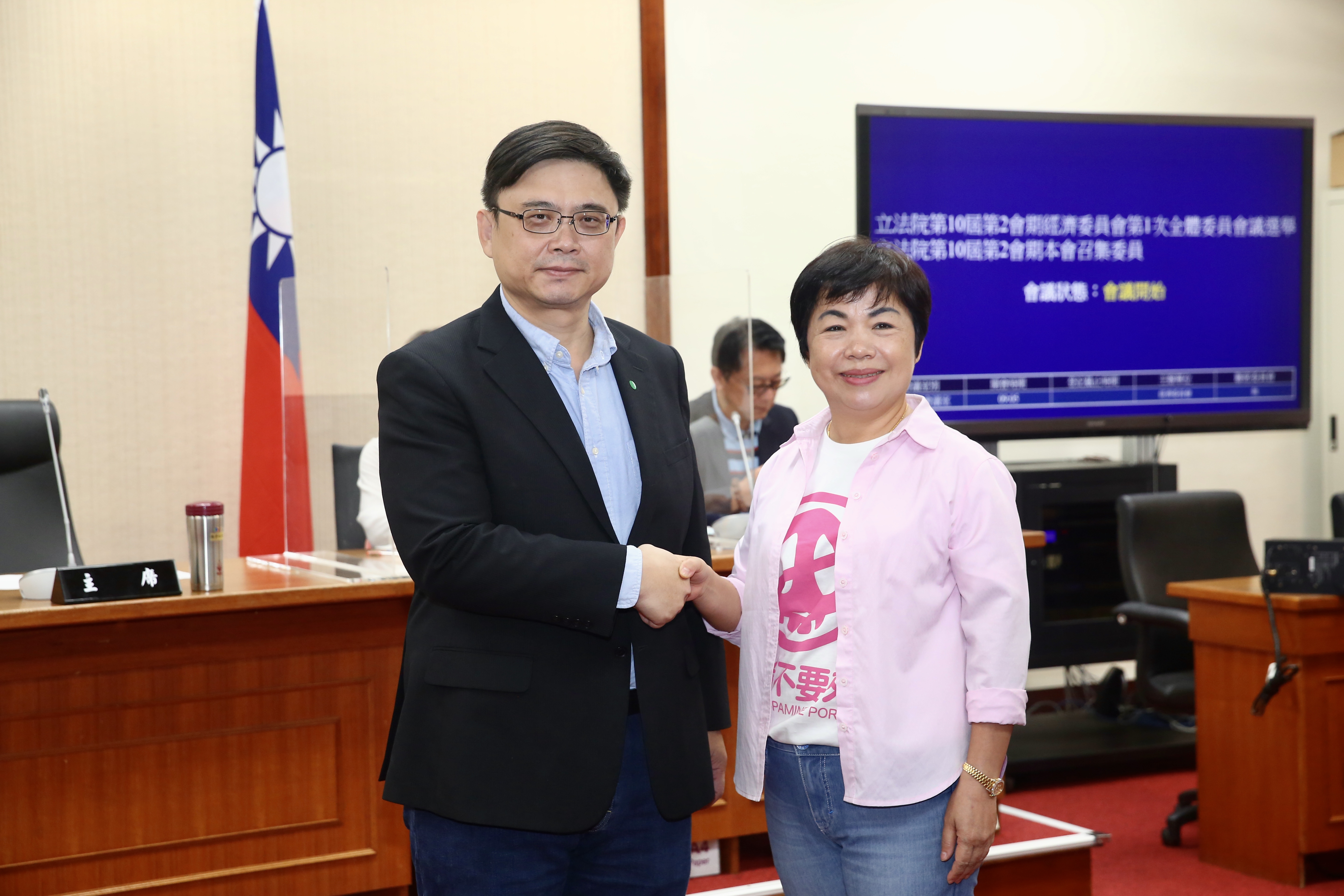 經濟委員會召委由國民黨立委楊瓊瓔、民進黨立委賴瑞隆當選。