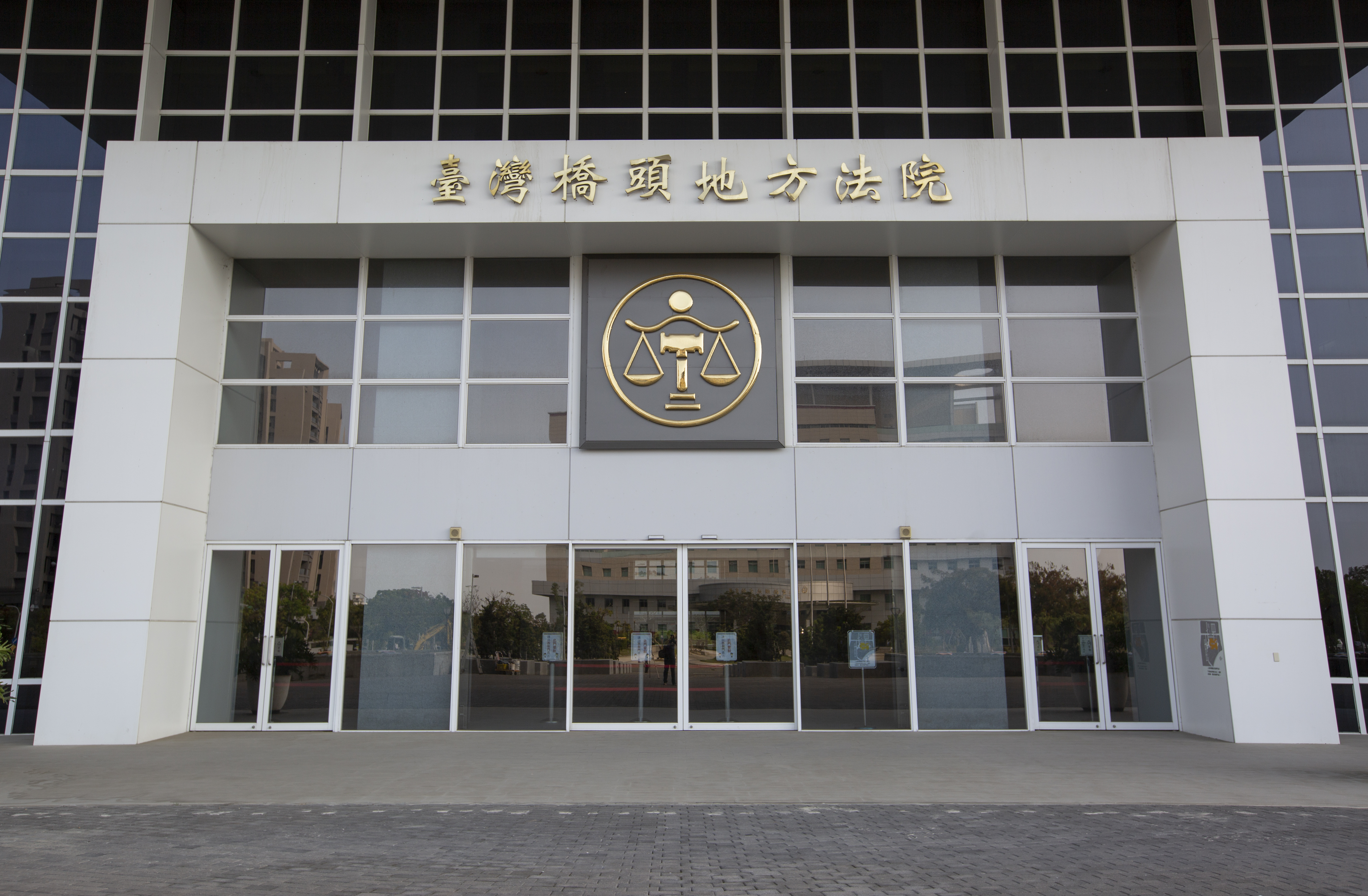 屏東一名男士官長遭爆料性侵女網友，反告女網友妨害名譽，但橋頭地院（圖）認為爆料內容並非全然無據，因此判決被告無罪。