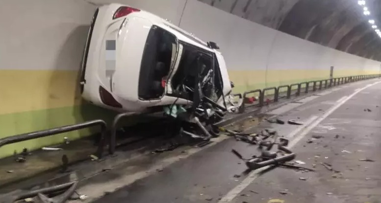 陳男酒後駕駛賓士失控衝入對向車道，撞斷車道護欄。（翻攝畫面）