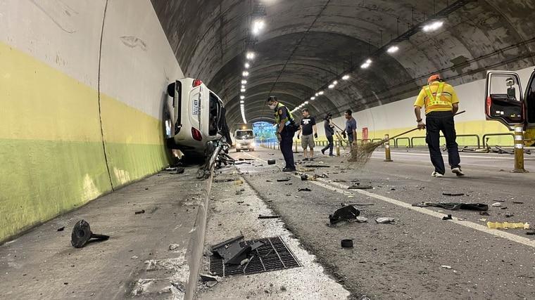 賓士車體零件散落一地，警消和拖吊業者花了一些心力處理。（警方提供）