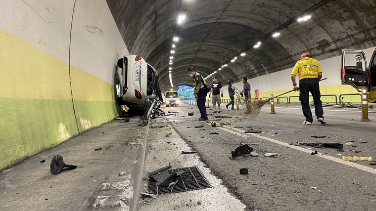 賓士車體零件散落一地，警消和拖吊業者花了一些心力處理。（警方提供）