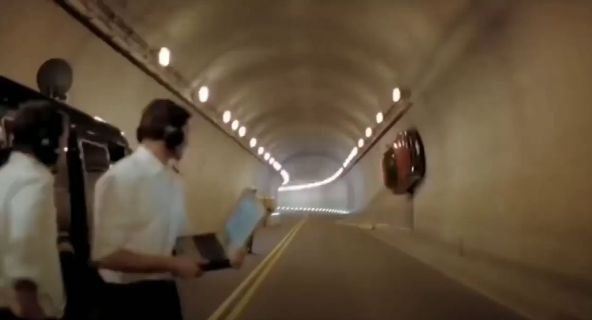 車神舒馬克曾拍攝廣告,駕駛賓士超跑SLS成功360度翻滾隧道。(翻攝自Mercedes Benz youtube頻道)