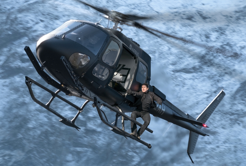 湯姆克魯斯可以掛在直昇機外頭拍《不可能的任務》,但上太空就需要專人幫忙開太空船。(UIP提供)