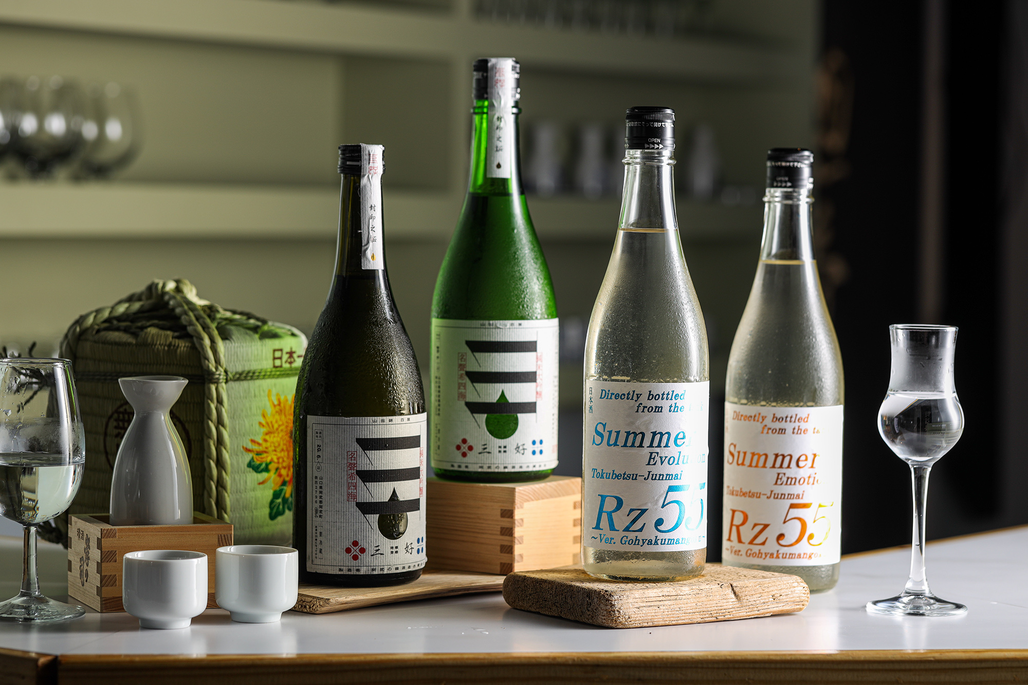 右起兩關酒造「Rz 55特別純米薄濁生酒」甘口、辛口，阿武的鶴酒造「三好純米大吟釀」的Green、Black，都是這2年日本清酒的後起之秀。（試飲會900元／人）