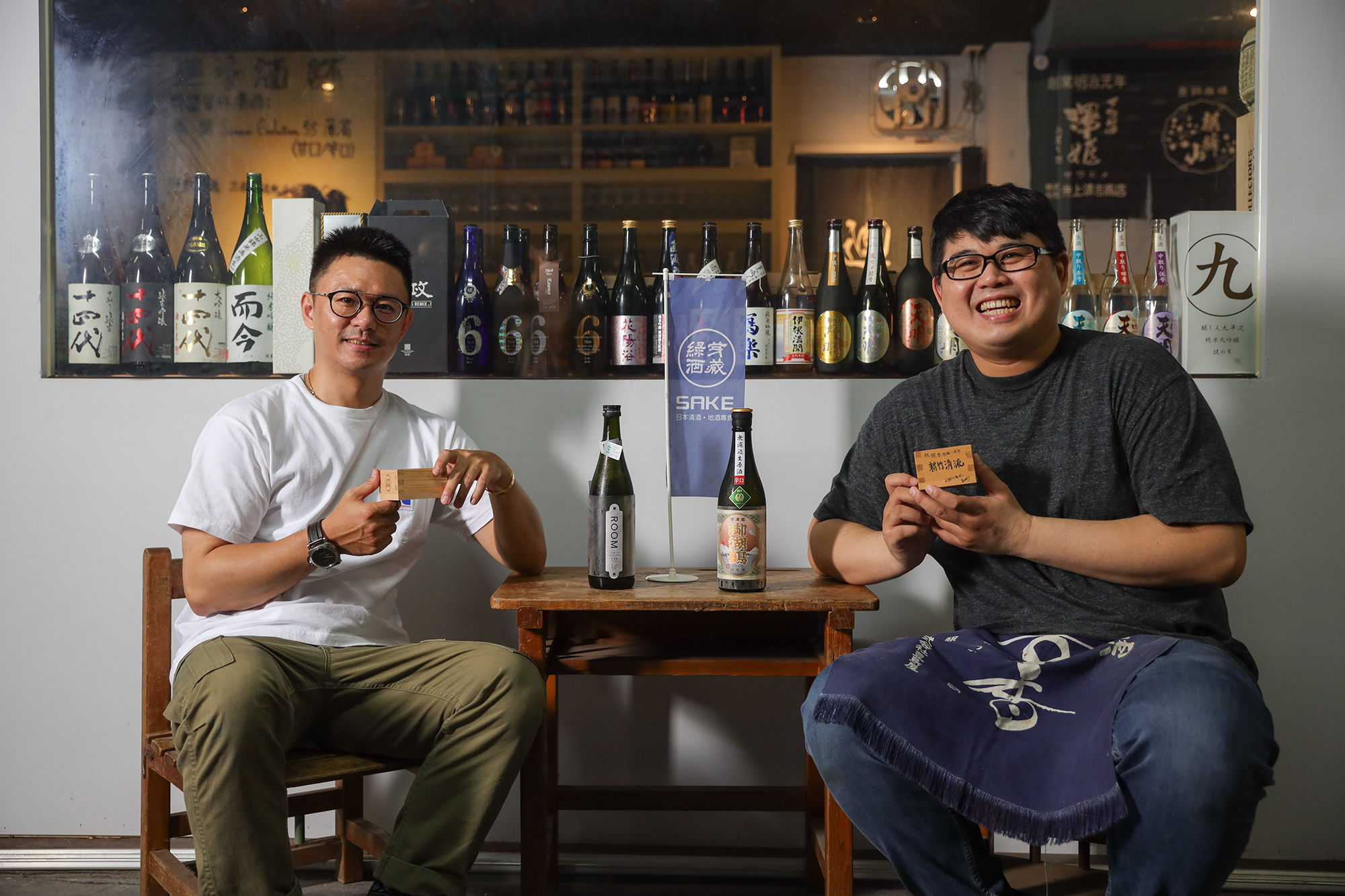 綠芽酒藏主理人方梭輝Pier（左）與迴香酒舖店長阿甘（右）時常一起舉辦試飲會。
