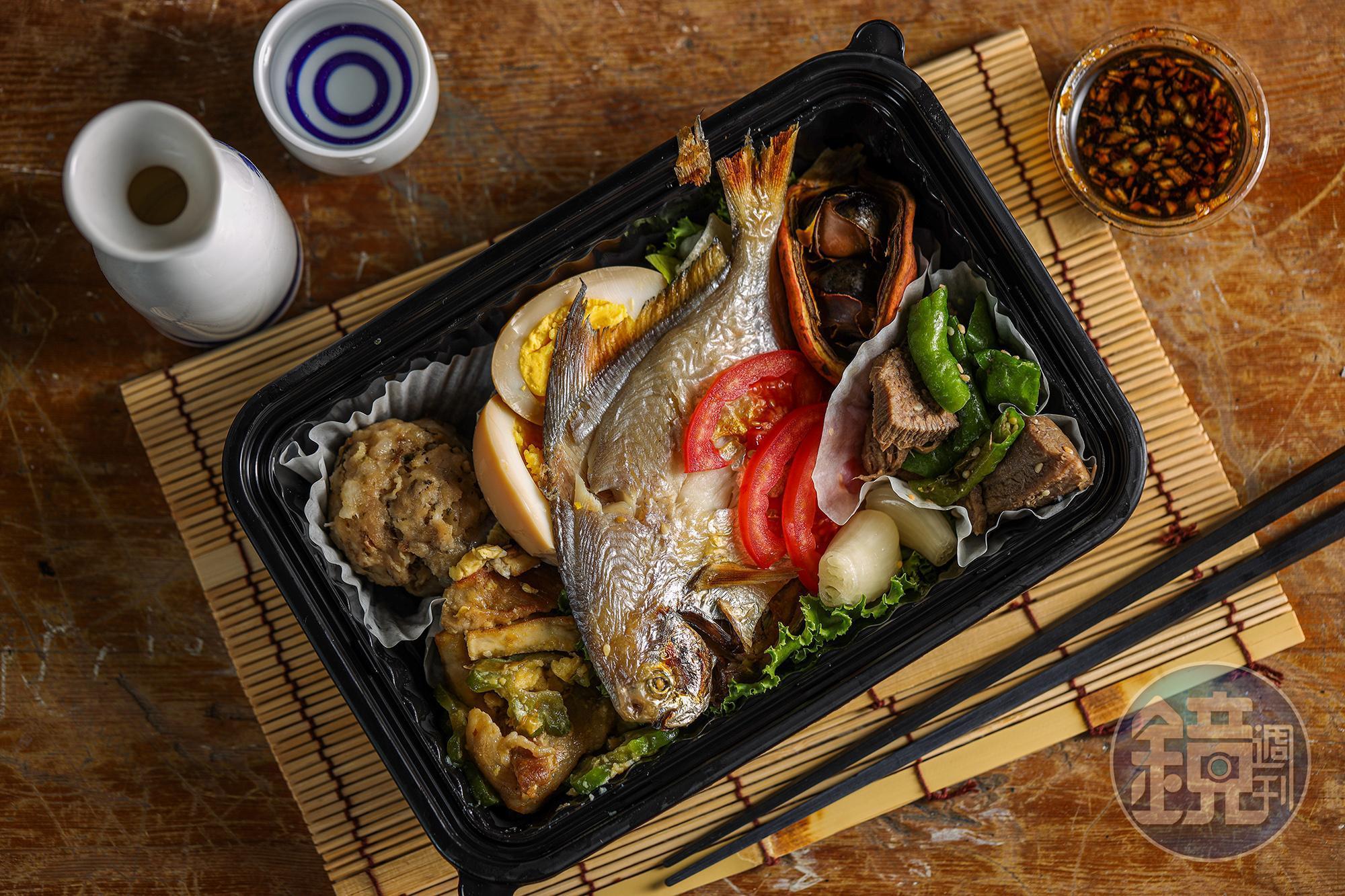 每週五限定的搭酒餐盒，是由店長阿甘與「鐵釜日式料理」共同設計。（餐盒350元／人）