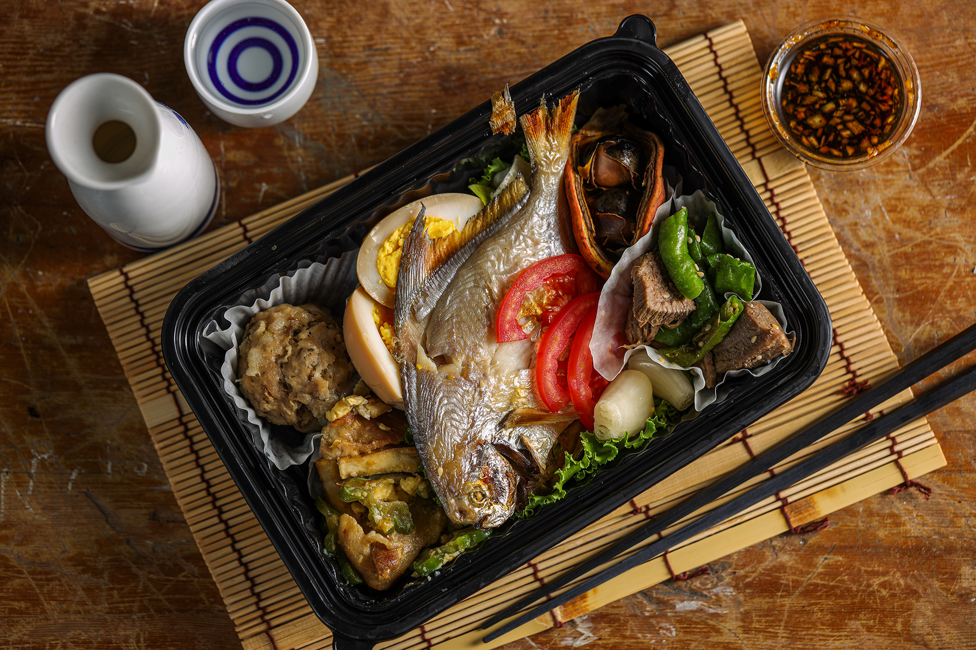 每週五限定的搭酒餐盒，是由店長阿甘與「鐵釜日式料理」共同設計。（餐盒350元／人）