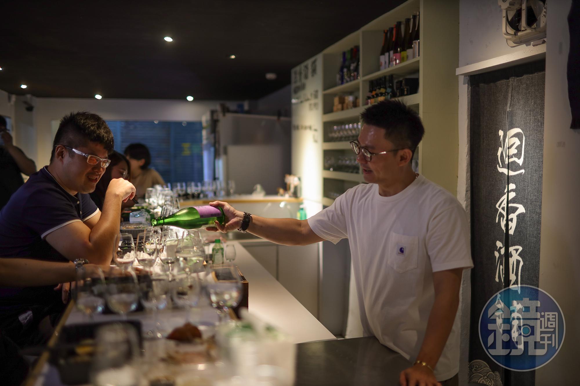 迴香酒舖一日店長方梭輝（右），會親自介紹試飲會上的精選酒款。