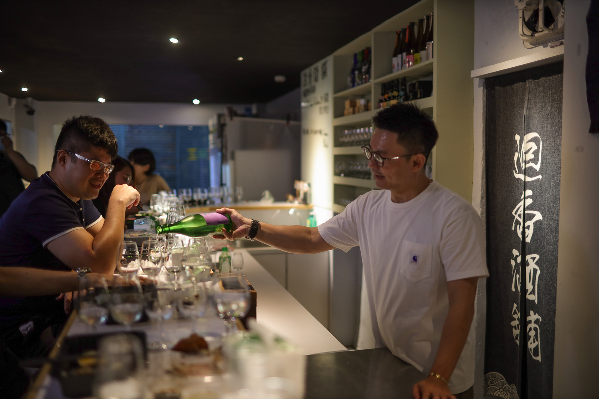 迴香酒舖一日店長方梭輝（右），會親自介紹試飲會上的精選酒款。