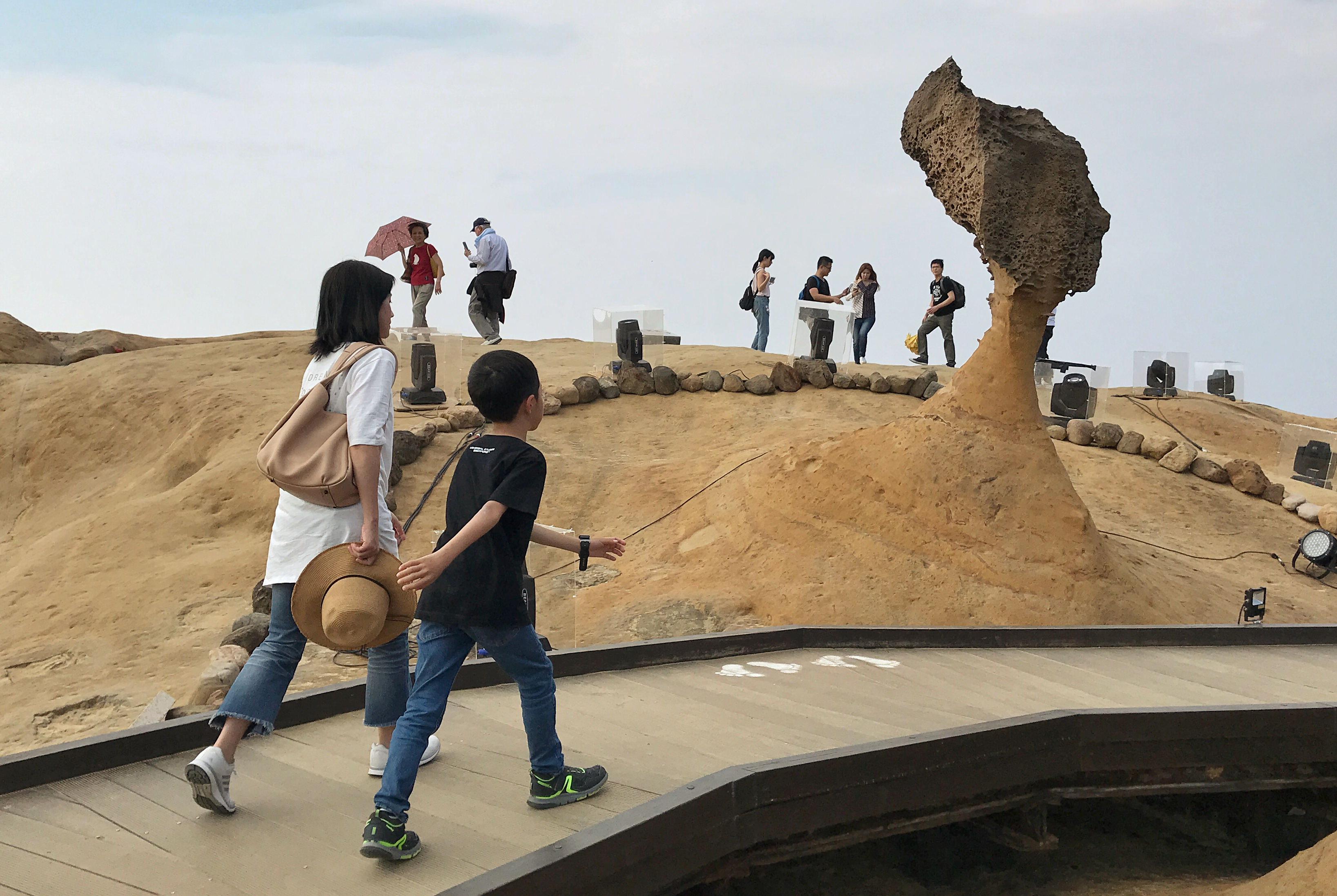 新北市知名觀光景點野柳地質公園昨日驚傳遊客墜崖意外。圖為示意圖，非新聞當事人。