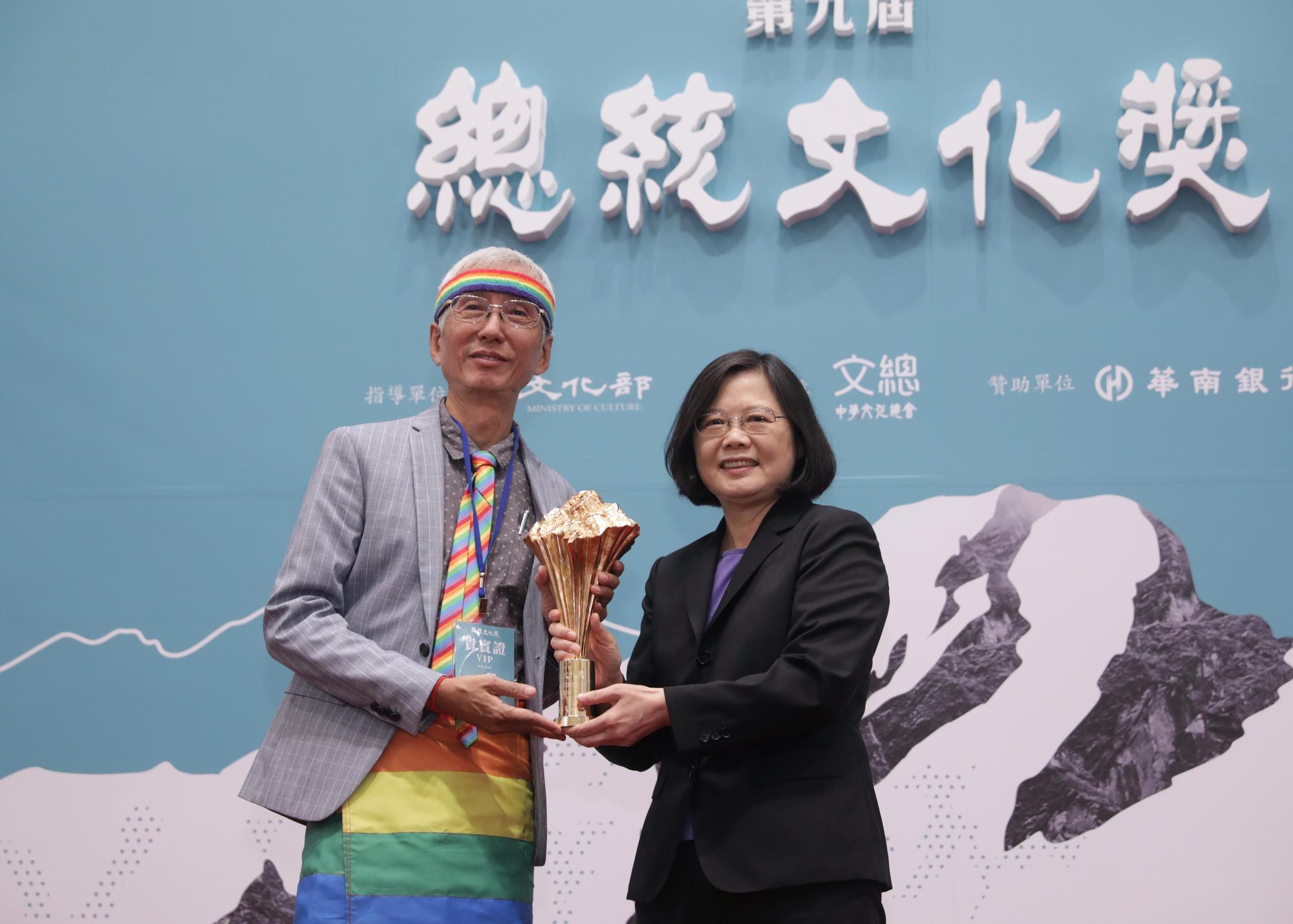 致力於同志權益和婚姻平權的祈家威先生(左)也上榜了《時代》今年的百大影響力人物。(總統府提供)
