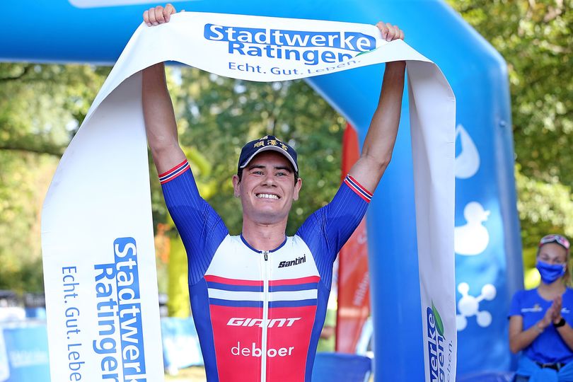 挪威三鐵好手今年再度戴上埔鹽順澤宮「神帽」，拿下德國三鐵冠軍。（翻攝Ratingen-Triathlon粉絲專頁）