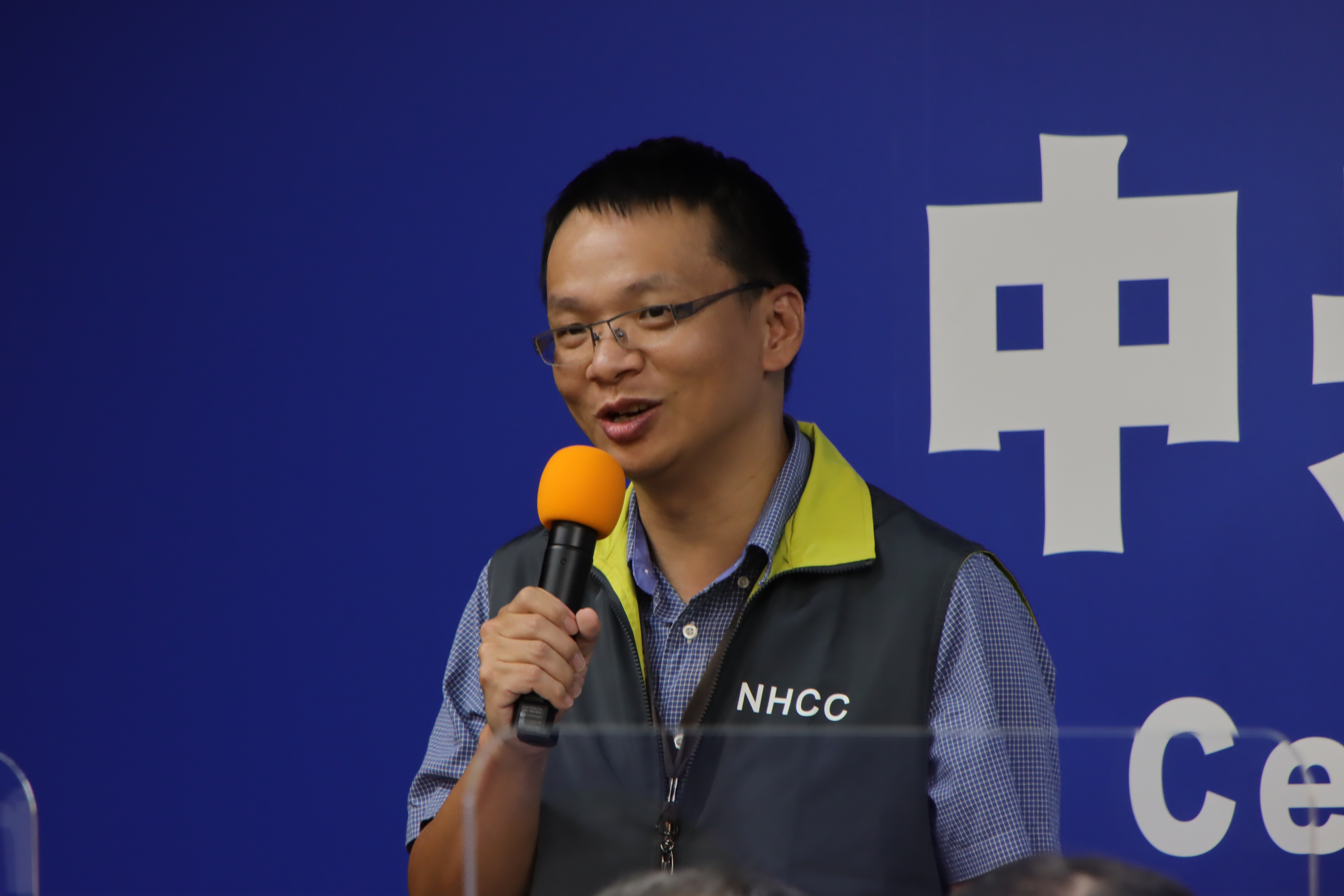 疾病管制署預防醫學辦公室蘇家彬防疫醫師表示，推測個案都是在台期間感染，疫調規格均比照本土病例進行。（指揮中心提供）