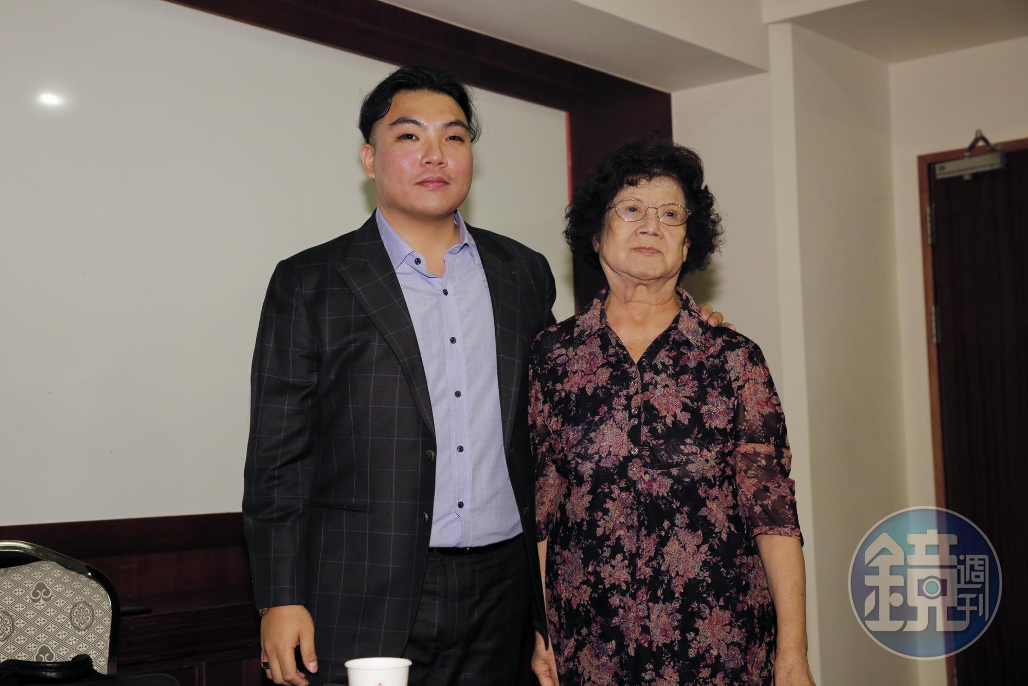 裕國公司派拿下經營權,楊家第三代楊育偉會後攜副總裁楊吳奈美一同受訪。