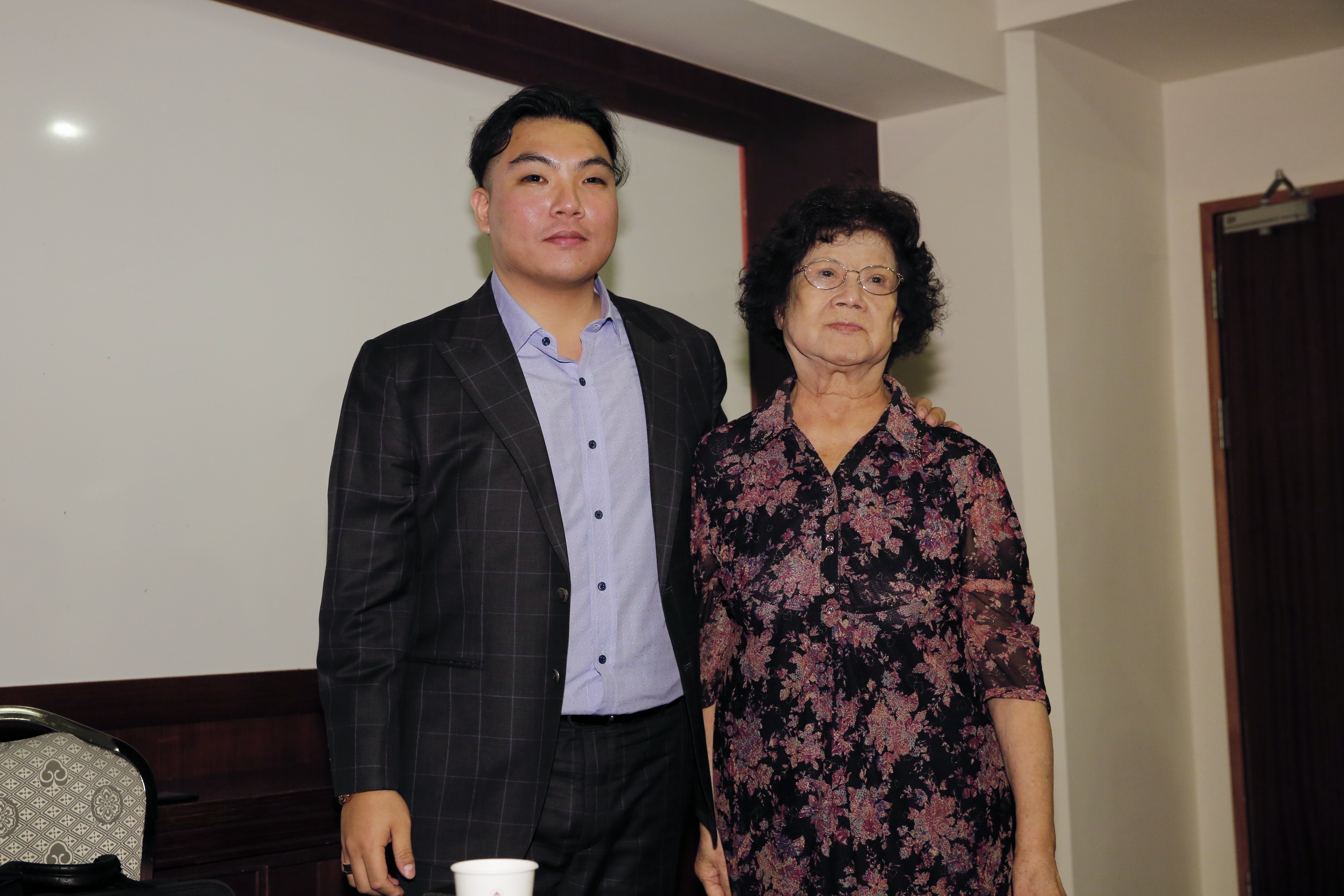 裕國公司派拿下經營權，楊家第三代楊育偉會後攜副總裁楊吳奈美一同受訪。