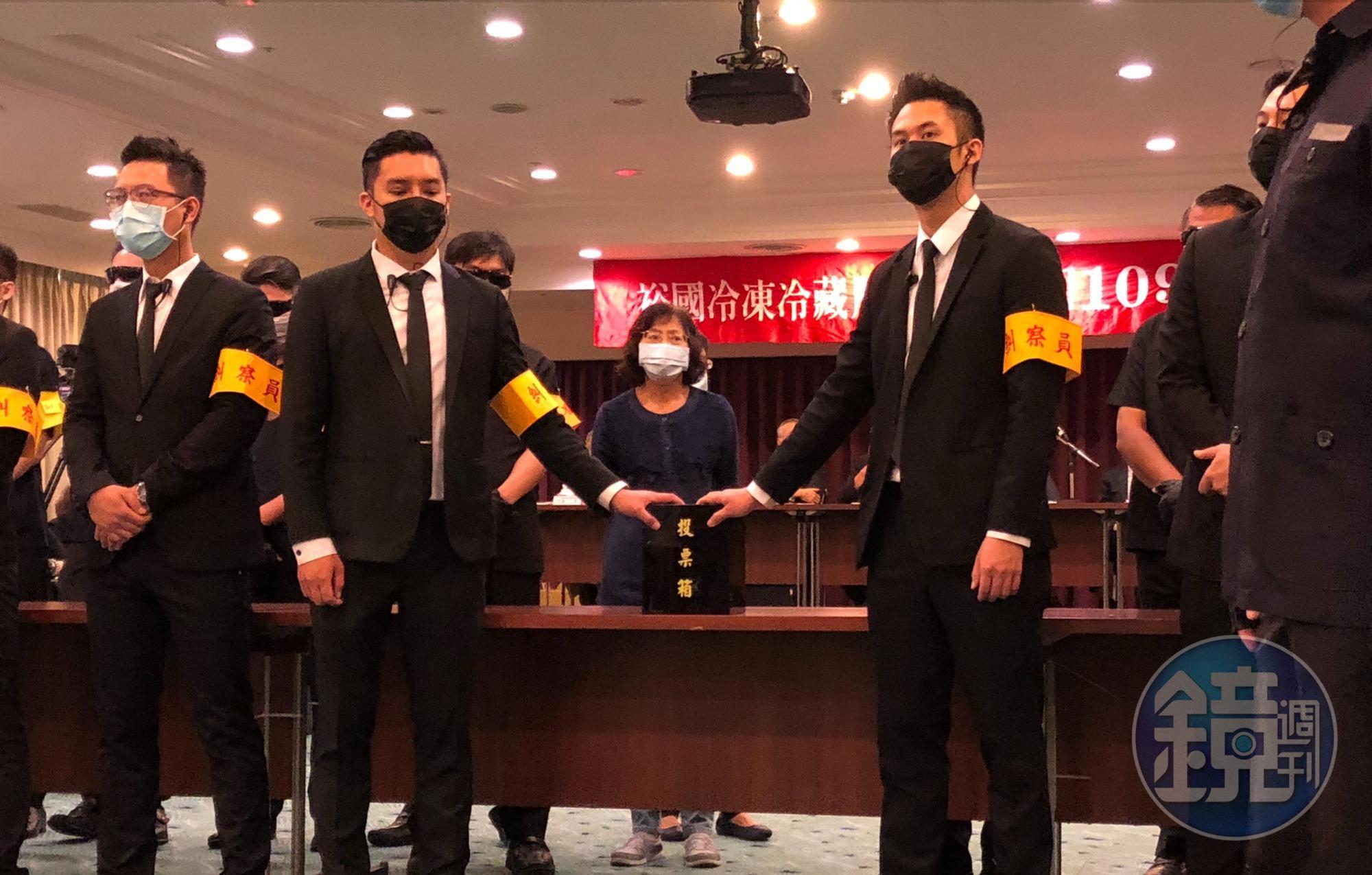 裕國今日召開股東會,公司派請來約50位黑衣人士擔任糾察員。