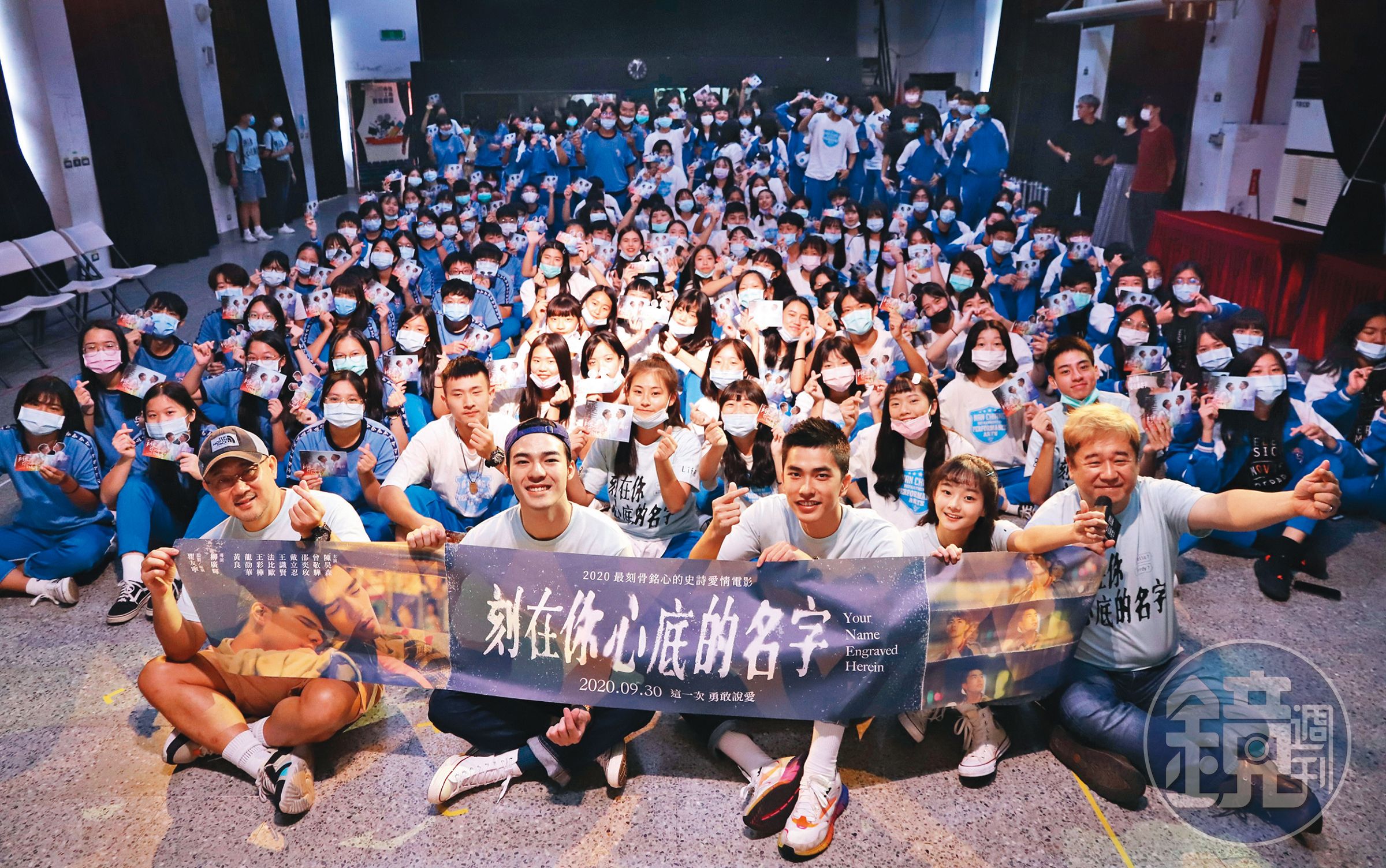 《刻》片前往女主角邵奕玫母校南強工商校園座談，受同學熱烈歡迎。（前排左起）柳廣輝、陳昊森、曾敬驊、邵奕玫、瞿友寧。（氧氣電影提供）