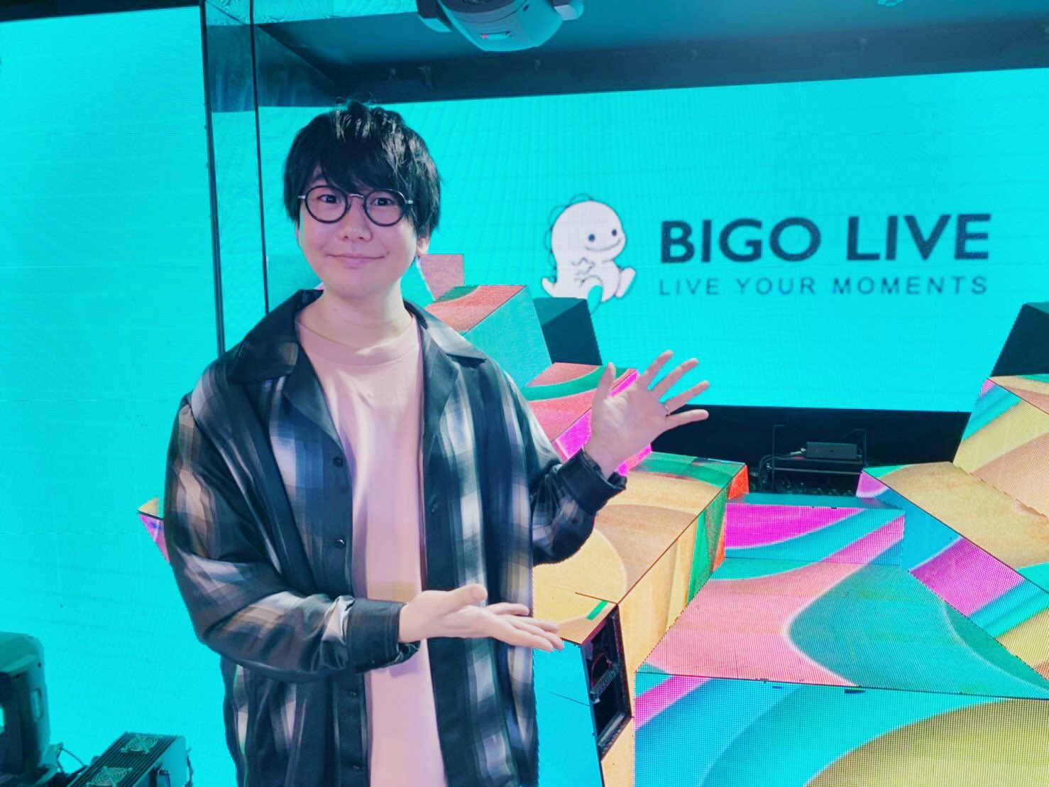 日本知名聲優花江夏樹宣布當爸了，而且是可愛的雙胞胎。（翻攝@hanae0626推特）