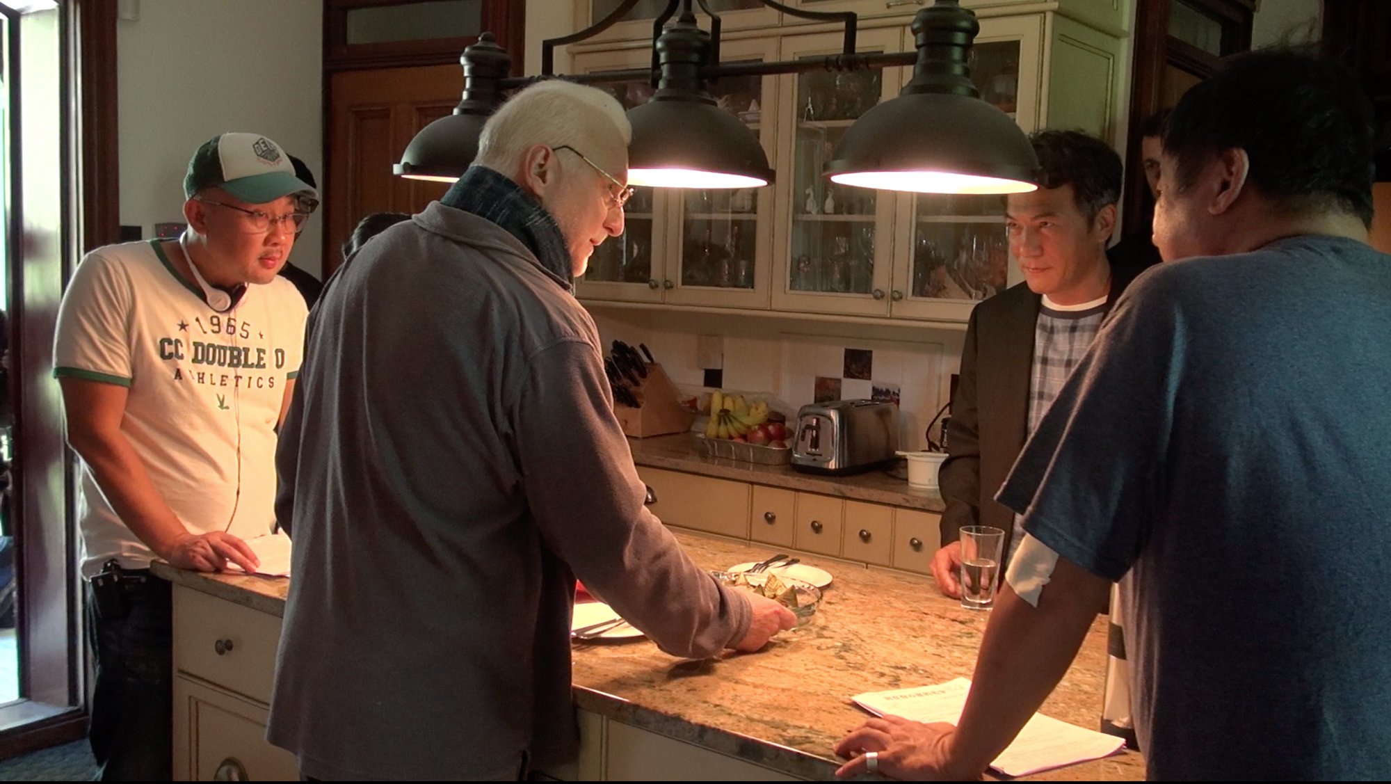 柳廣輝（左）指導戴立忍（右2）與《神鬼交鋒》演員弗朗索瓦布蘭查德（Jean-François Blanchard，左2）對戲。（氧氣電影提供）