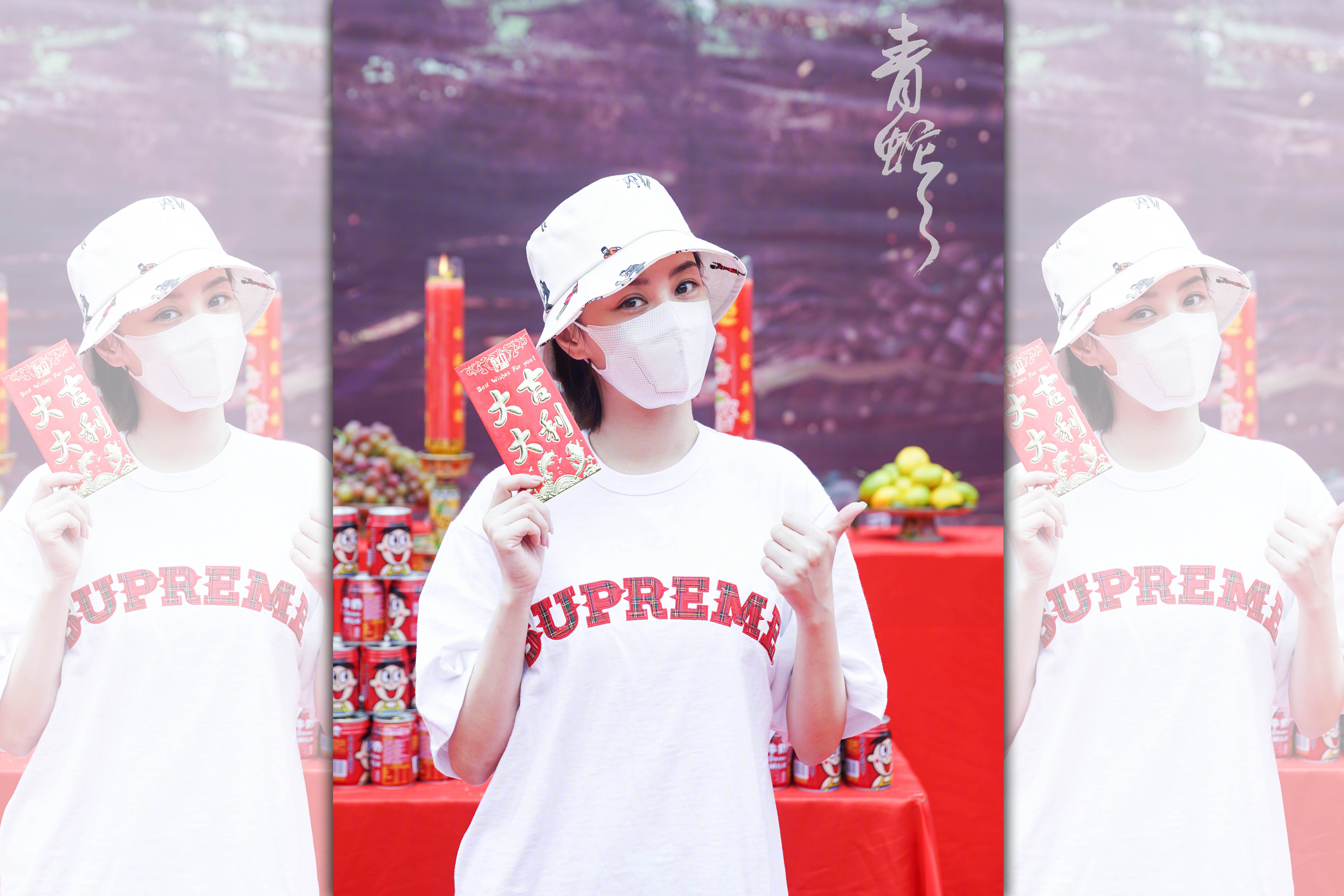 阿嬌昨日宣告「全面復工」，阿嬌戴著口罩和漁夫帽遮臉，拍照時顯得精神不錯。（翻攝自霍汶希微博）