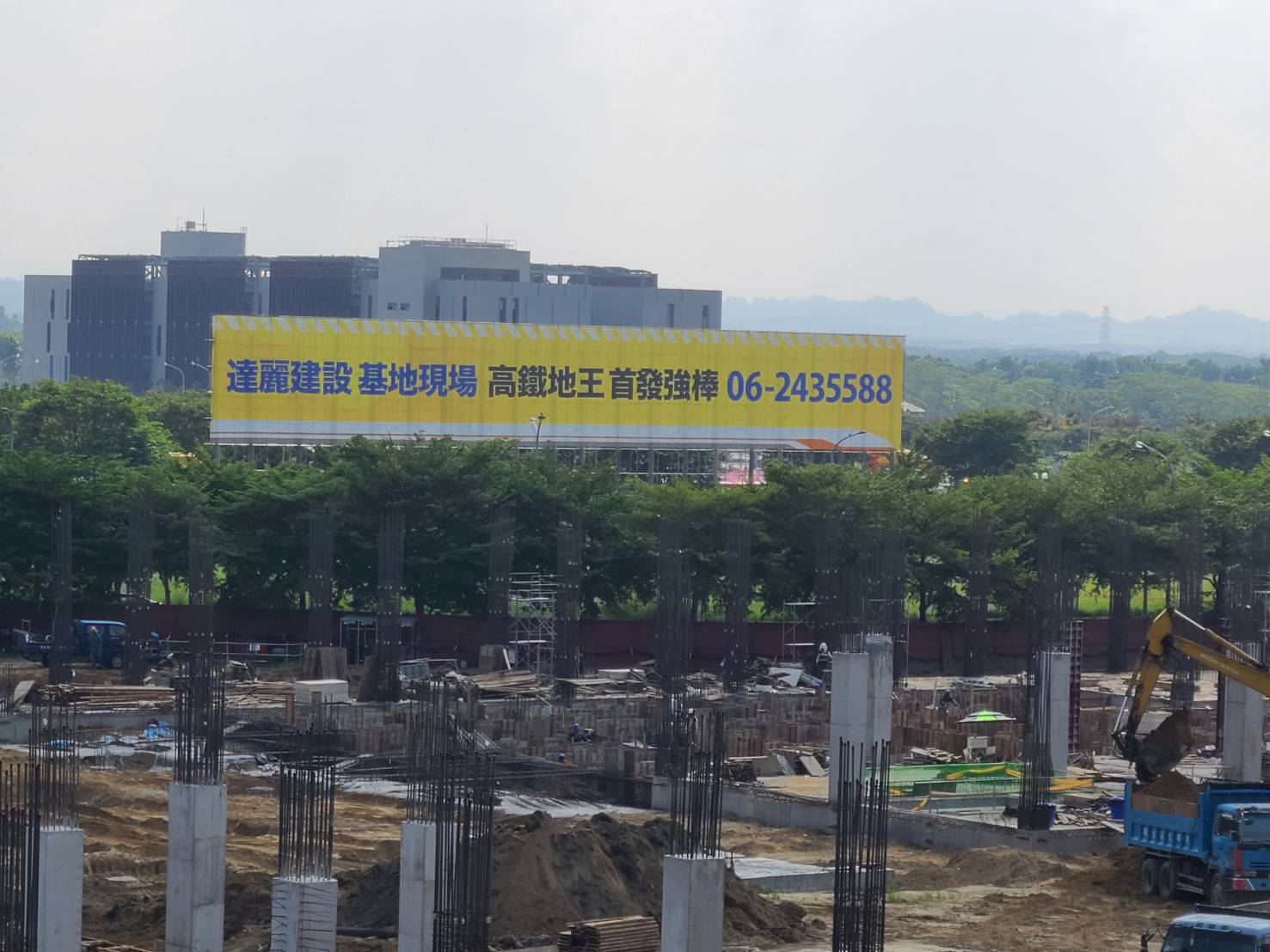 政府近年斥資規劃多項台南高鐵特區建設，加上已動工的三井outlet預計明年開幕，讓區內建案蓄勢待發，投資客也蠢蠢欲動。