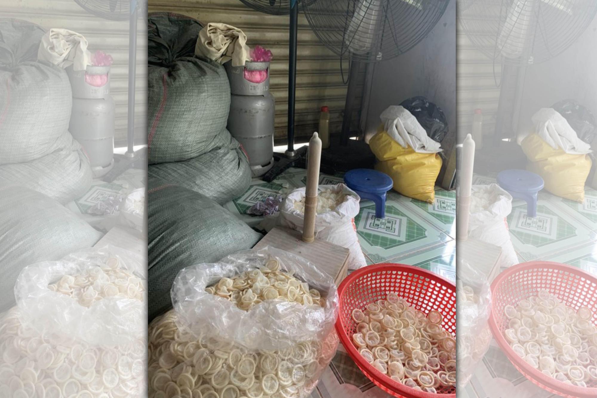 越南政府查獲大量使用過的二手保險套,以及清潔過包裝好的保險套。(翻攝自平陽市市場管理部門)