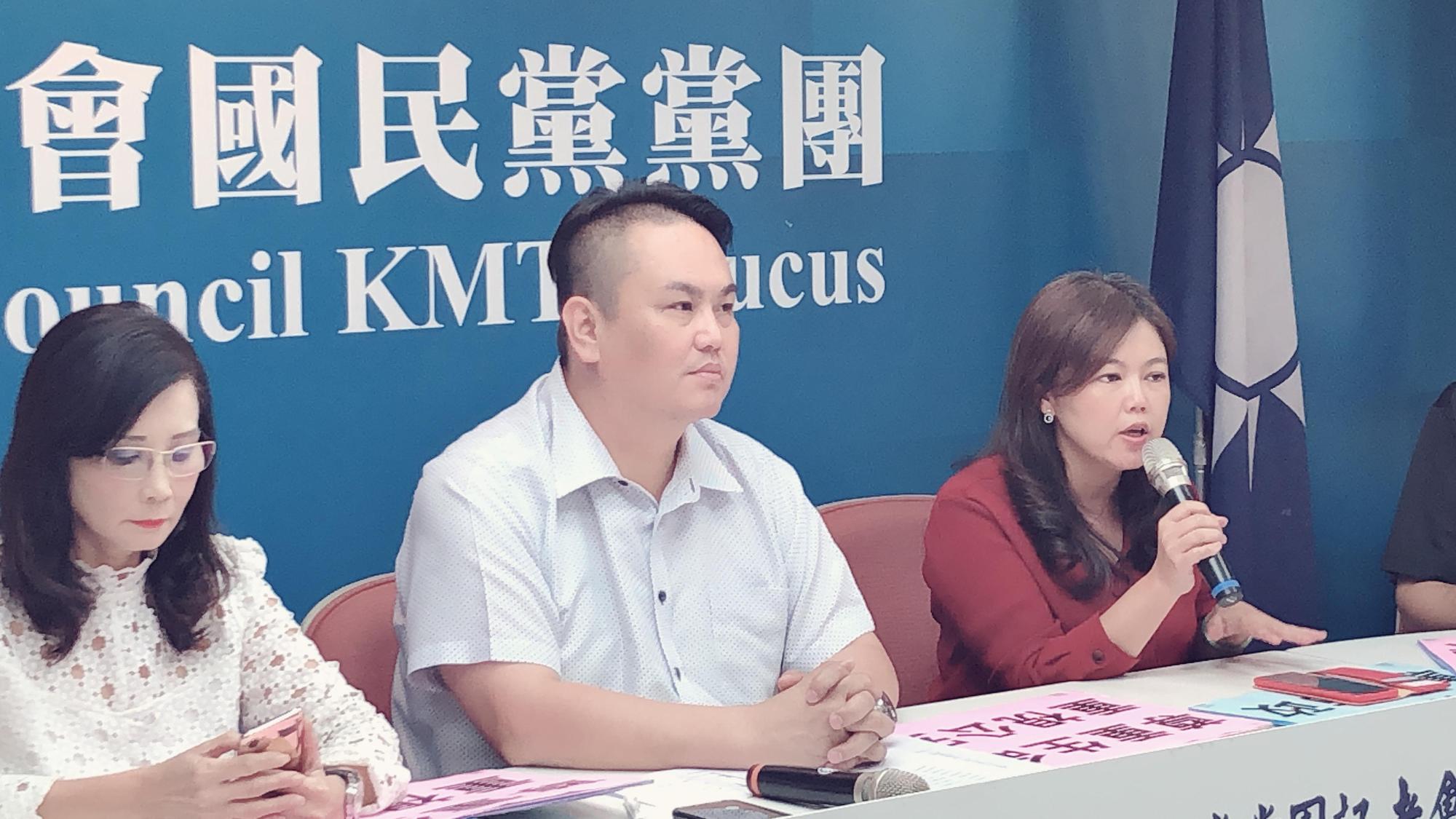 台北市公安意外頻傳，市議員游淑慧（右1）今在黨團記者會批市長柯文哲與市府團隊，若無心市政乾脆辭職準備選舉。（台北市議會國民黨團提供）