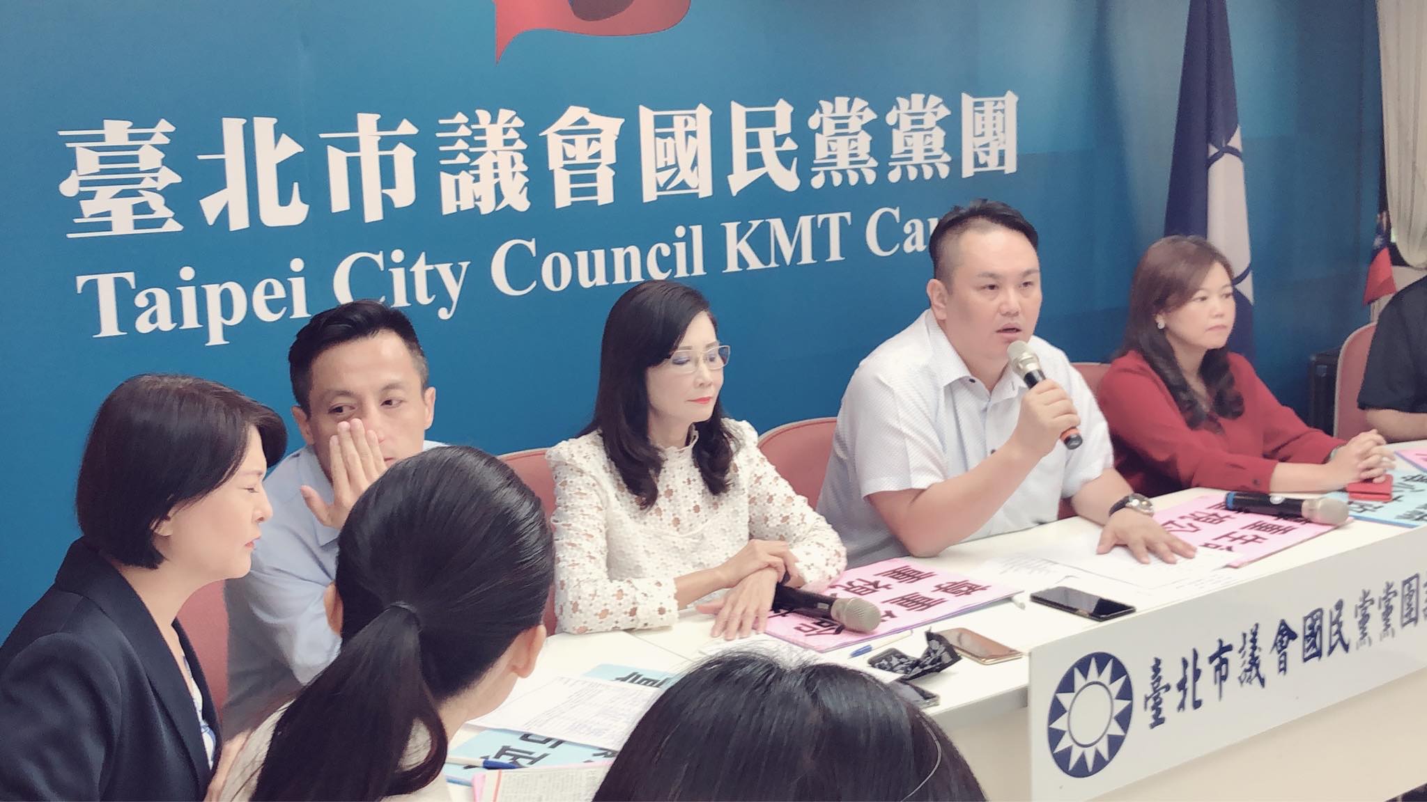 國民黨台北市議會黨團書記長陳重文(右2)痛批市府不只螺絲鬆了,更是掉了。(台北市議會國民黨團提供)