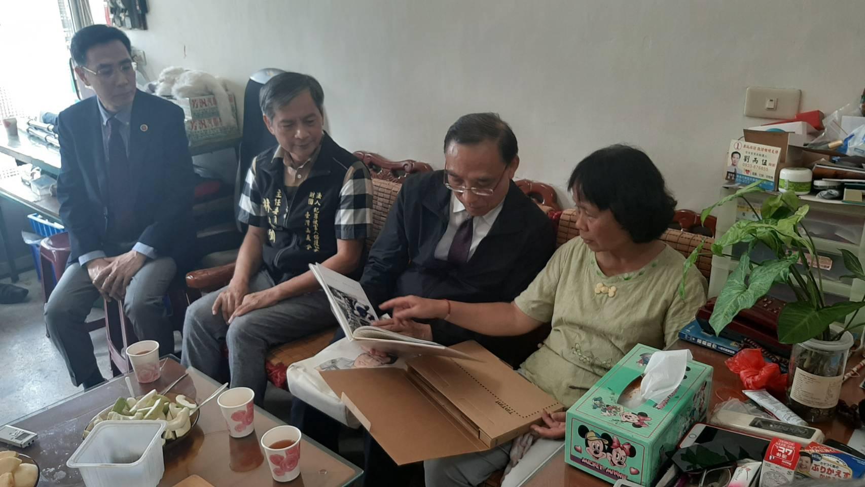 法務部長蔡清祥南下嘉義慰問殉職員警李承翰家屬。(嘉義地檢署提供)