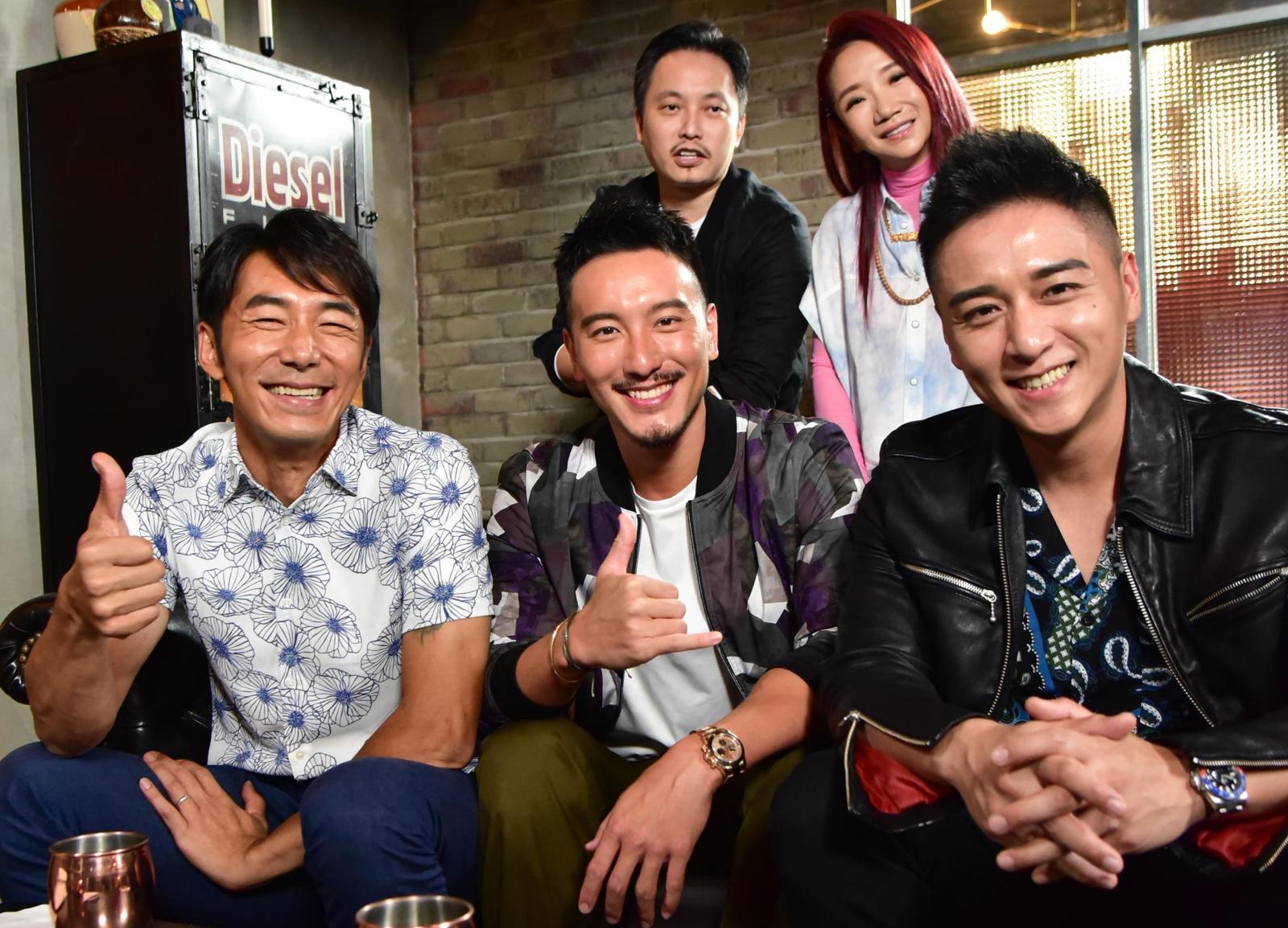 導演錢人豪(後左)帶著新作《海霧》3位男演員李李仁(前左)、王陽明(前中)、鄭人碩(前右),接受陶晶瑩(後右)主持的網路節目《陶口秀》訪問。(泰坦星文創影視提供)