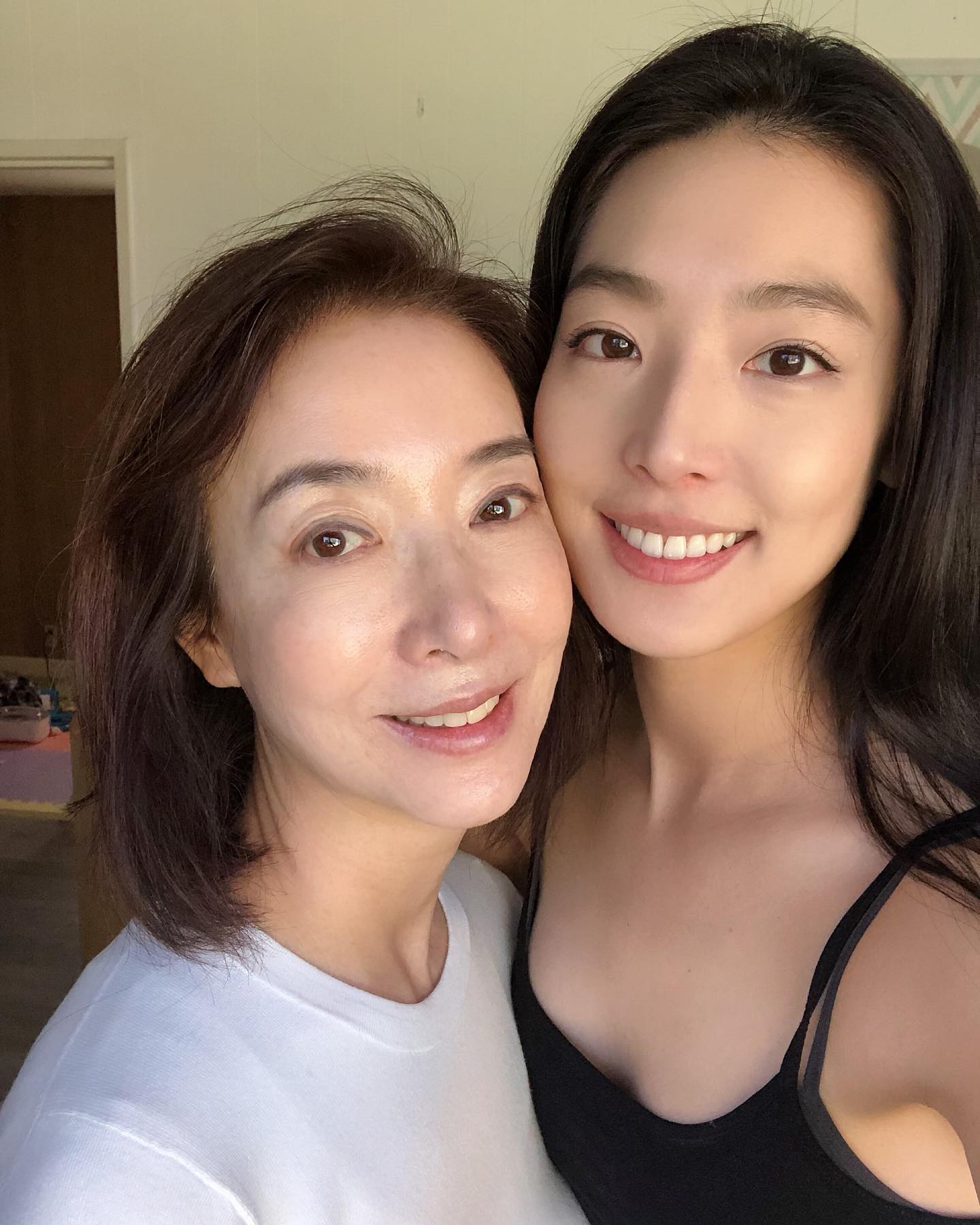 Kirstin Leigh的媽媽是韓國女星金甫娟，目前仍活躍於韓國演藝圈。（翻攝自Kirstin Leigh臉書）