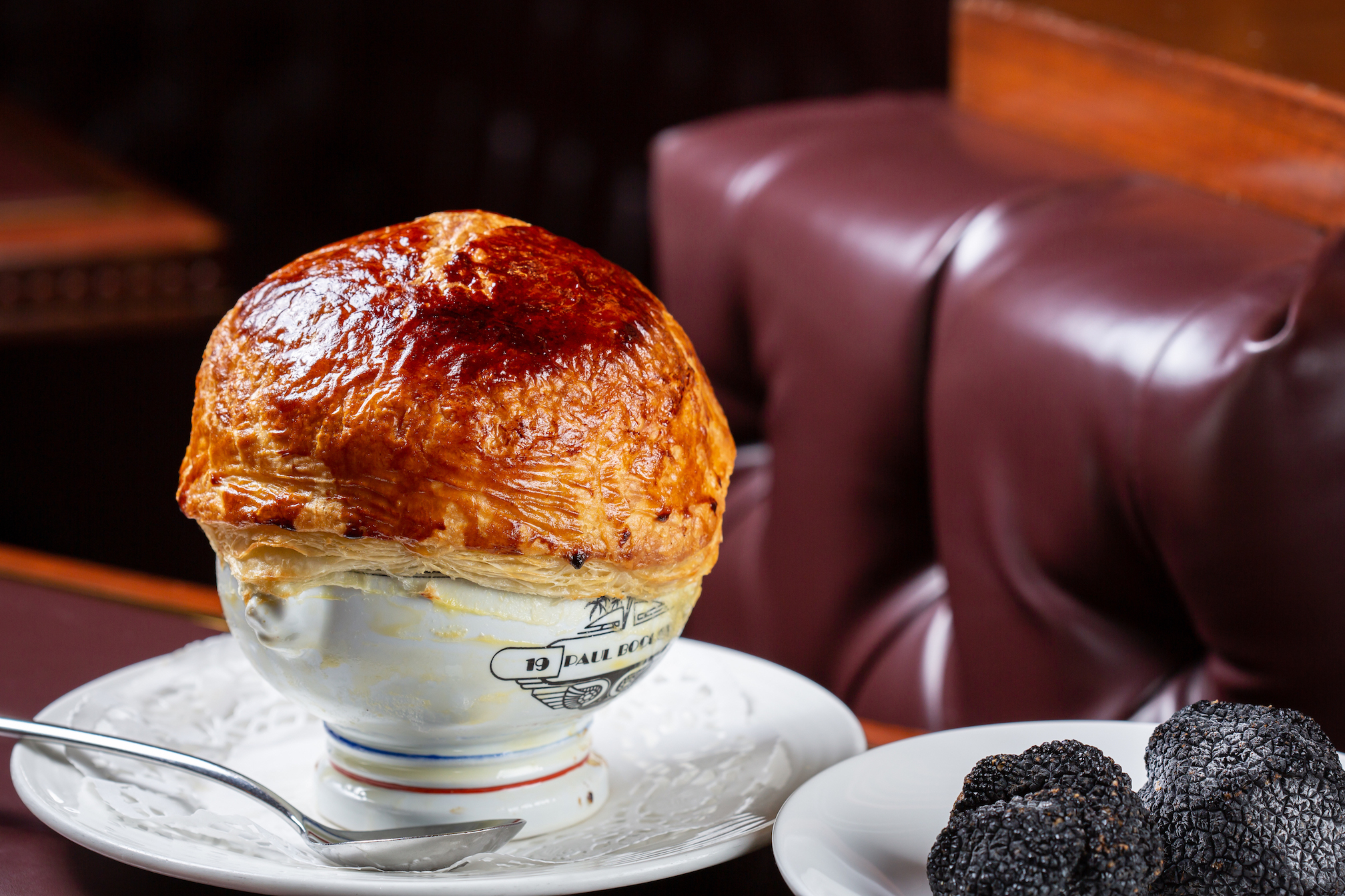 「酥皮松露鴨肝牛肉澄清湯」為法國現代主義烹飪之父Paul Bocuse所發明的經典。（880元／份）