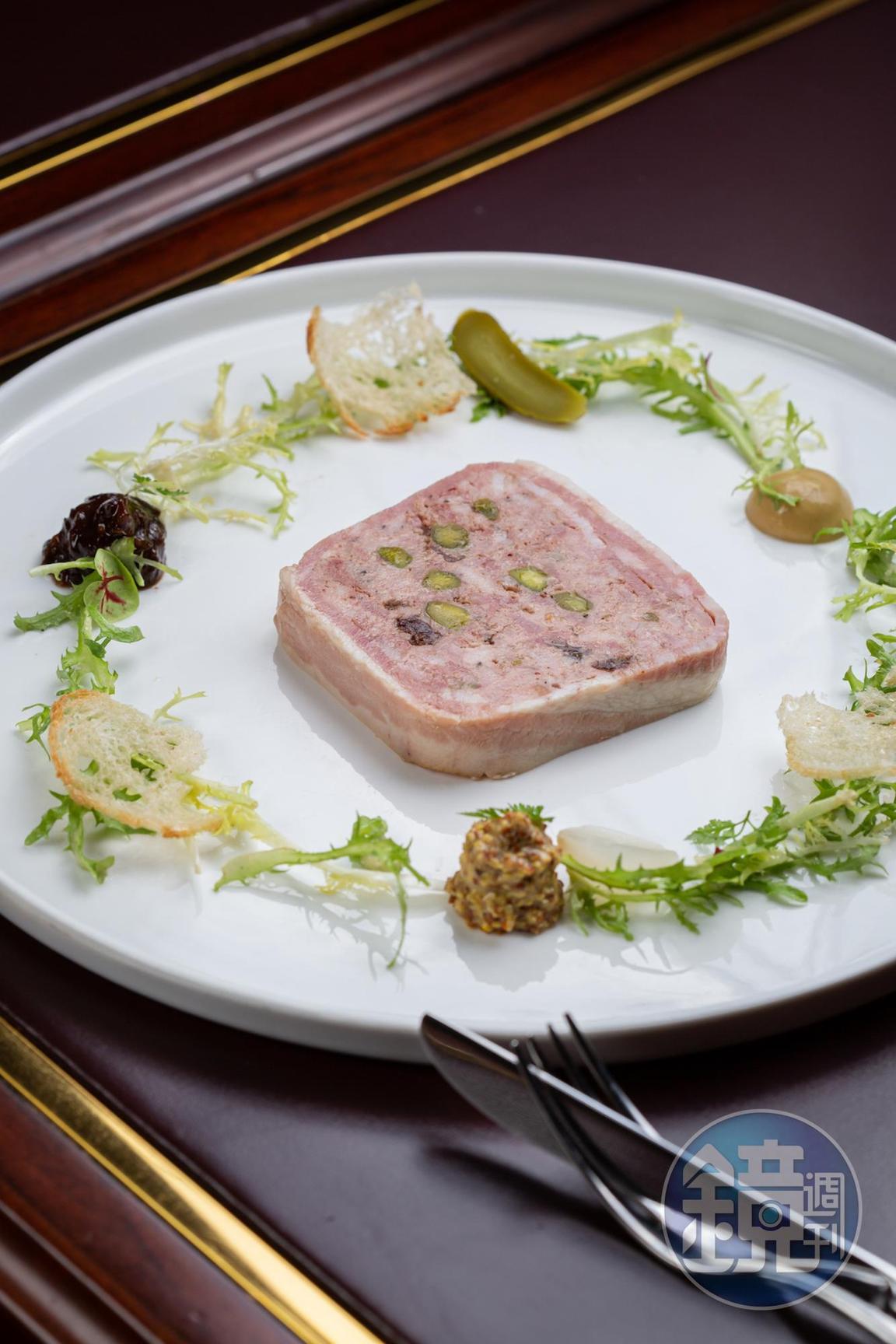「法式鄉村肉派」使用鹹香培根做包裹，使用豬肉、豬油、雞肝、白蘭地、丁香、開心果、蔓越莓製作而成。（360元／份）