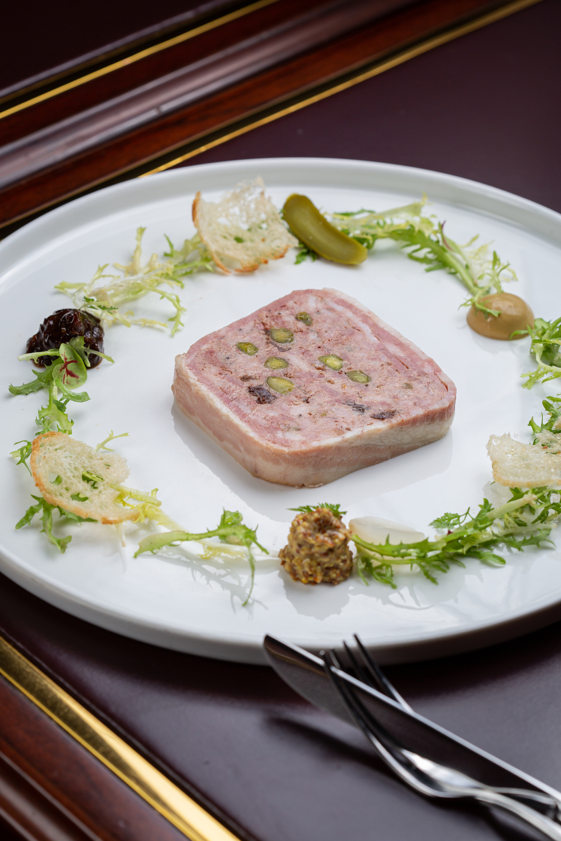 「法式鄉村肉派」使用鹹香培根做包裹，使用豬肉、豬油、雞肝、白蘭地、丁香、開心果、蔓越莓製作而成。（360元／份）