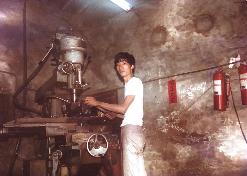 同是黑手出身的總經理莊朝輝（圖），40年來協助哥哥壯大版圖。（旭東機械提供）