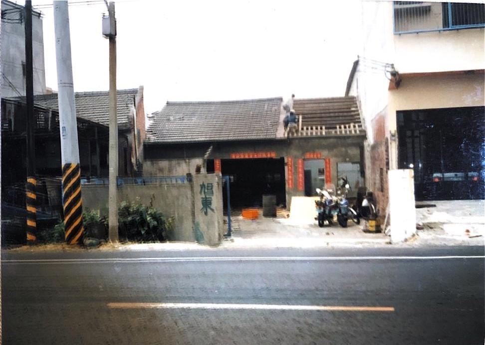 早年資金不豐，莊添財在租來的磚瓦屋廠房內創立旭東機械。（旭東機械提供）