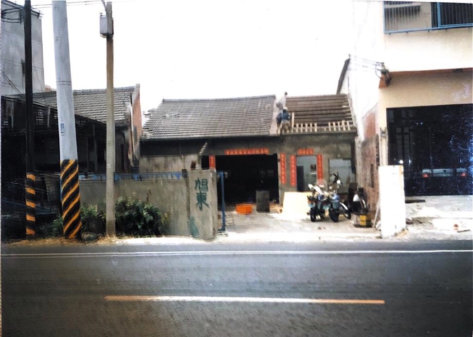 早年資金不豐，莊添財在租來的磚瓦屋廠房內創立旭東機械。（旭東機械提供）