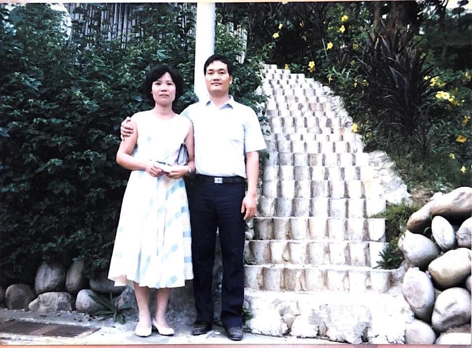 莊添財早年創業曾被客戶倒帳,妻子洪勉(左)拿出私房錢力挺老公度過危機。(旭東機械提供)
