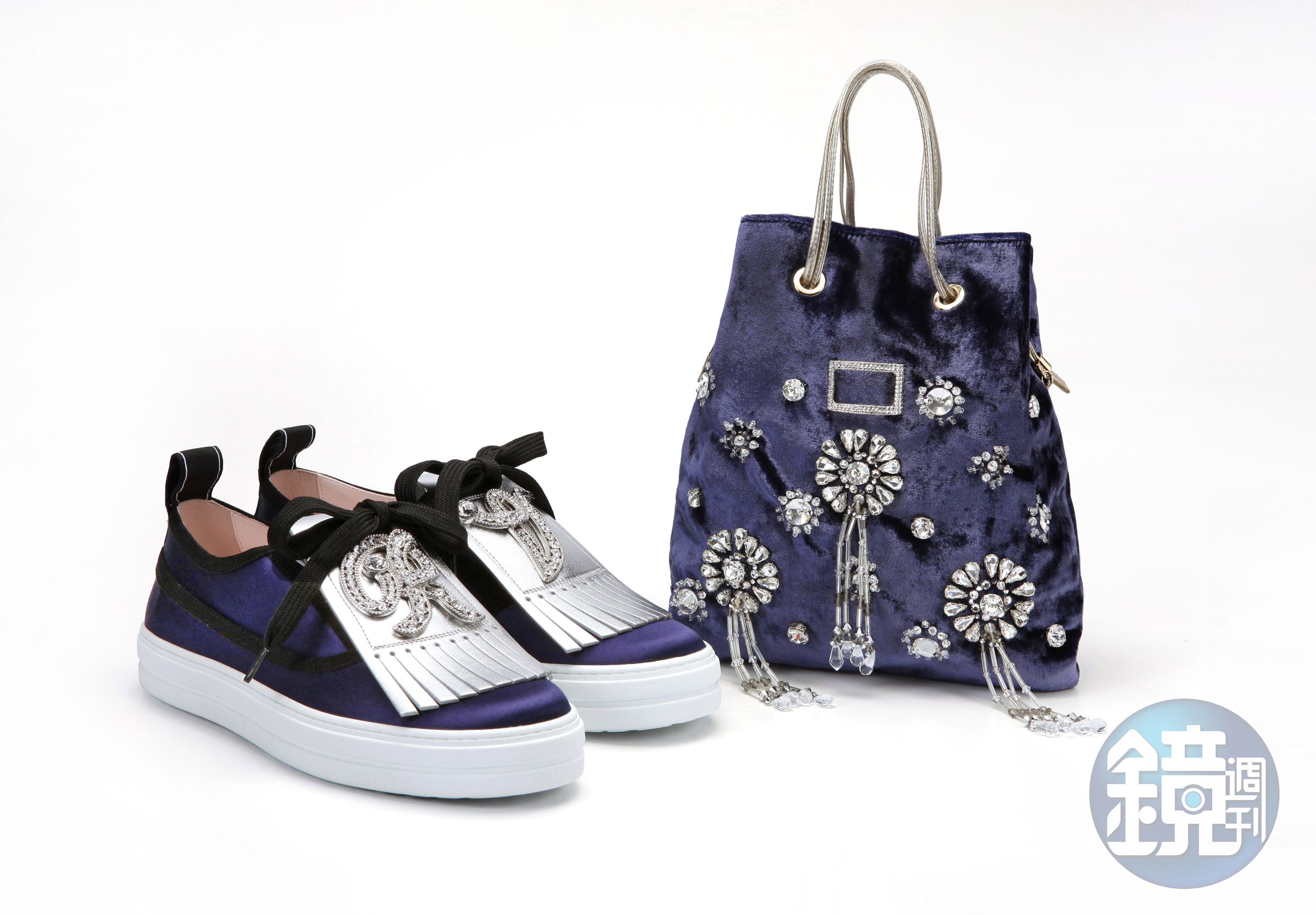 Call Me Vivier Jewel台灣限定版藍色緞面流蘇休閒鞋NT46,200、Viv Pocket水晶刺繡手提包NT64,900。（迪生提供）