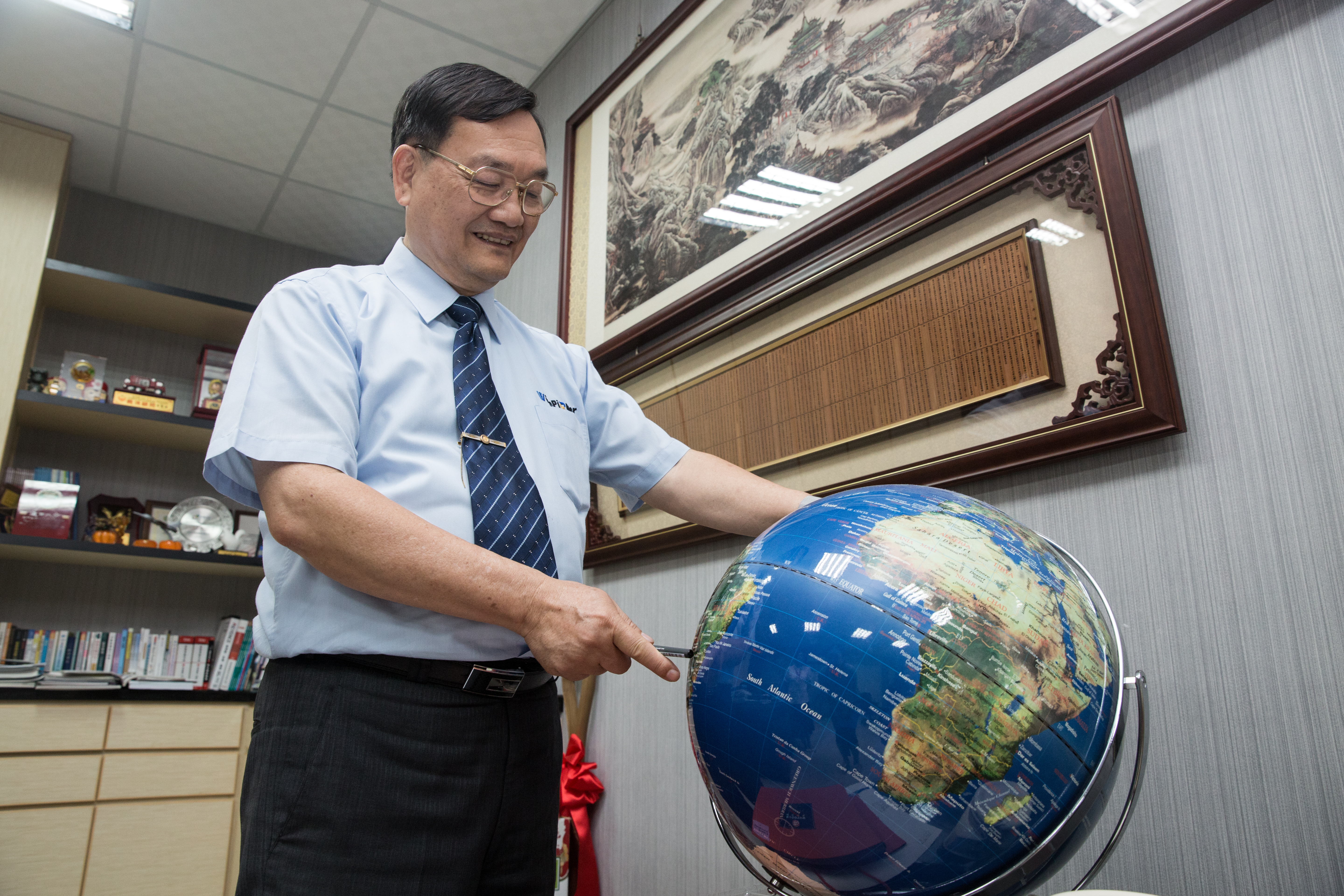 莊添財全球跑透透拓展商機，早年通訊不發達，家人靠地球儀算時差，打越洋電話到下榻飯店聯繫。