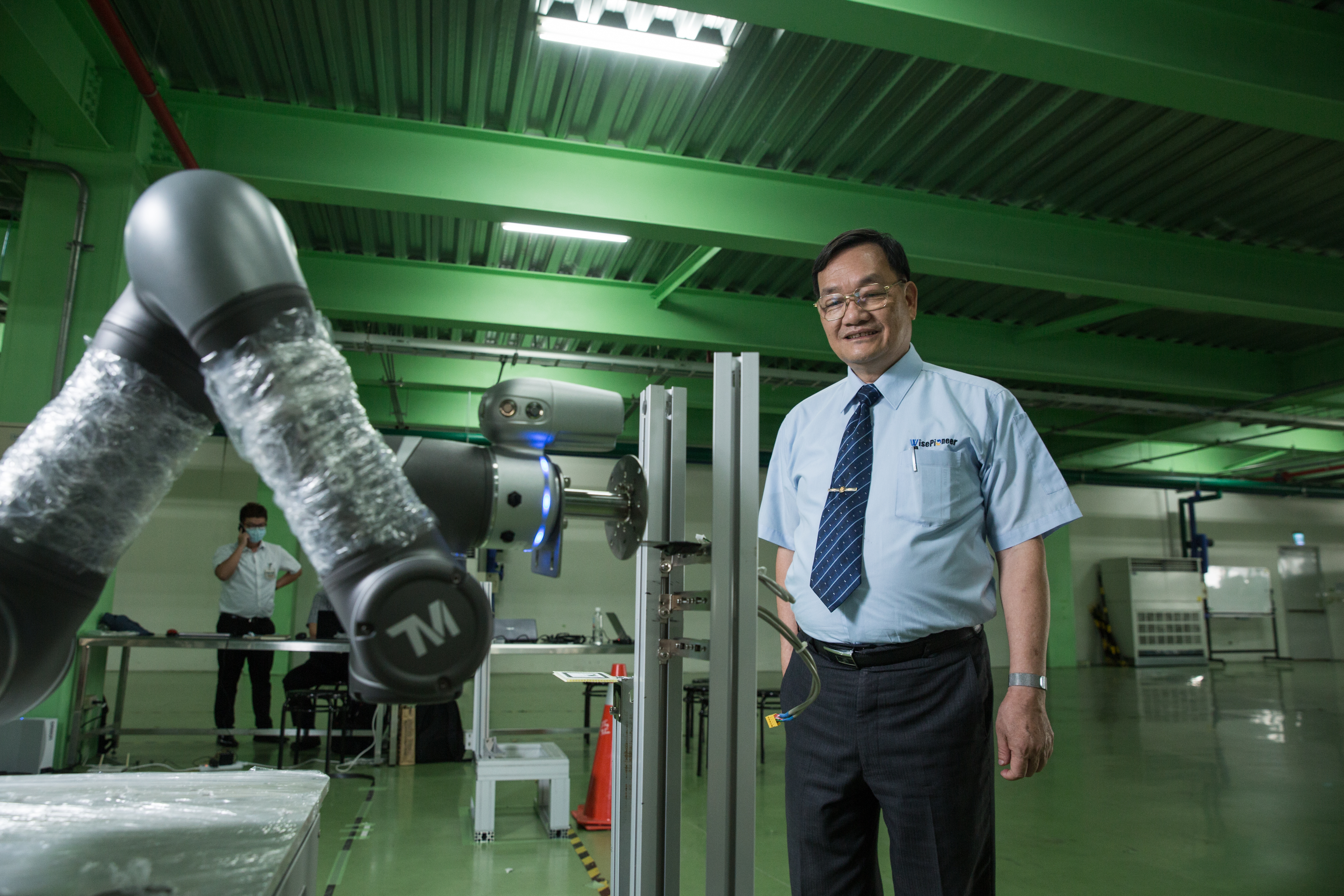 旭東機械替台積電量身訂做出晶圓盒全自動包裝機，打入半導體供應鏈，下一階段正積極布局晶圓自動倉儲系統，取代傳統人力作業。