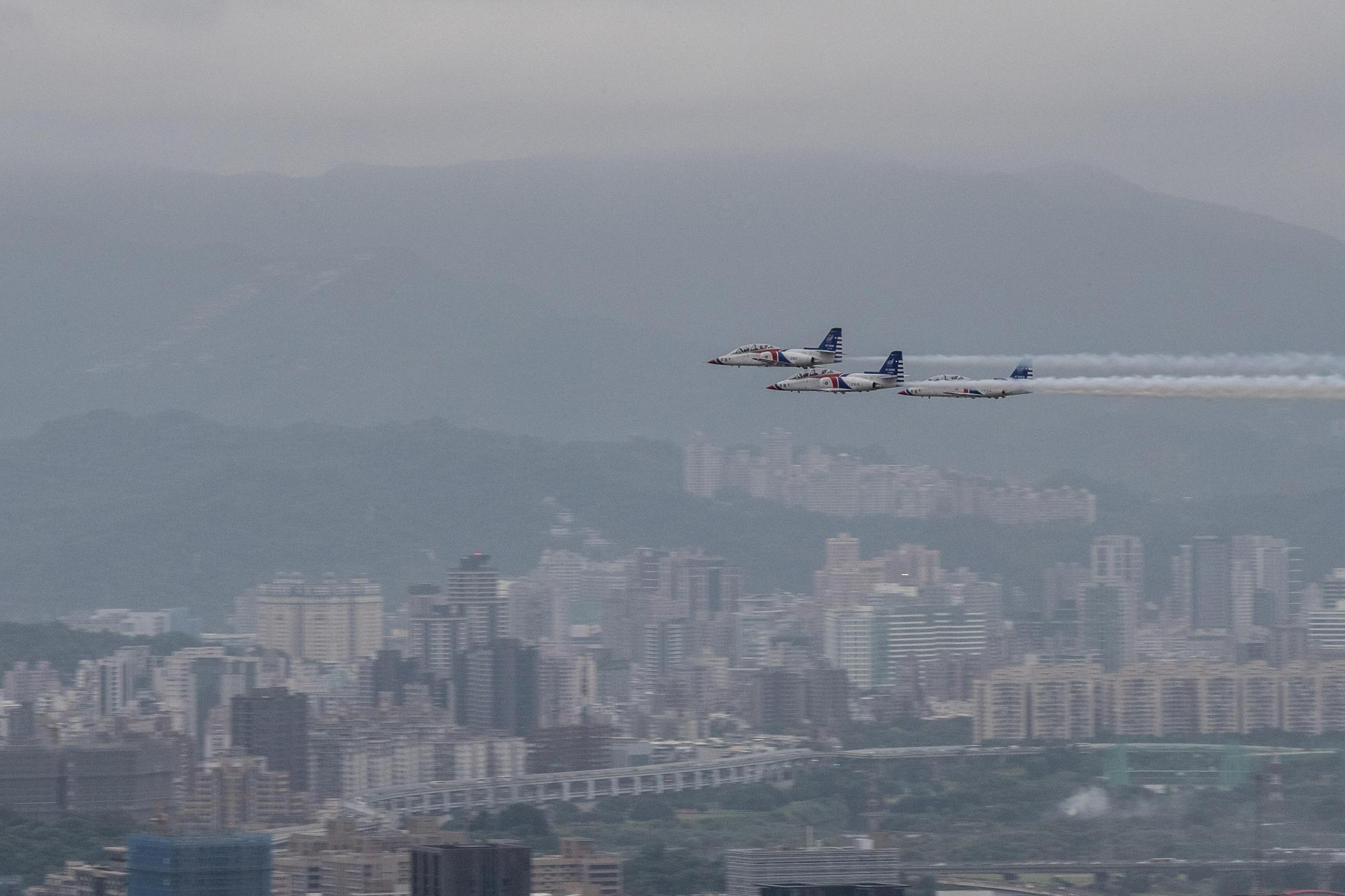 配合今年國慶活動的預演，近期國軍戰機、直升機將會持續飛越台北市上空。（軍聞社提供）