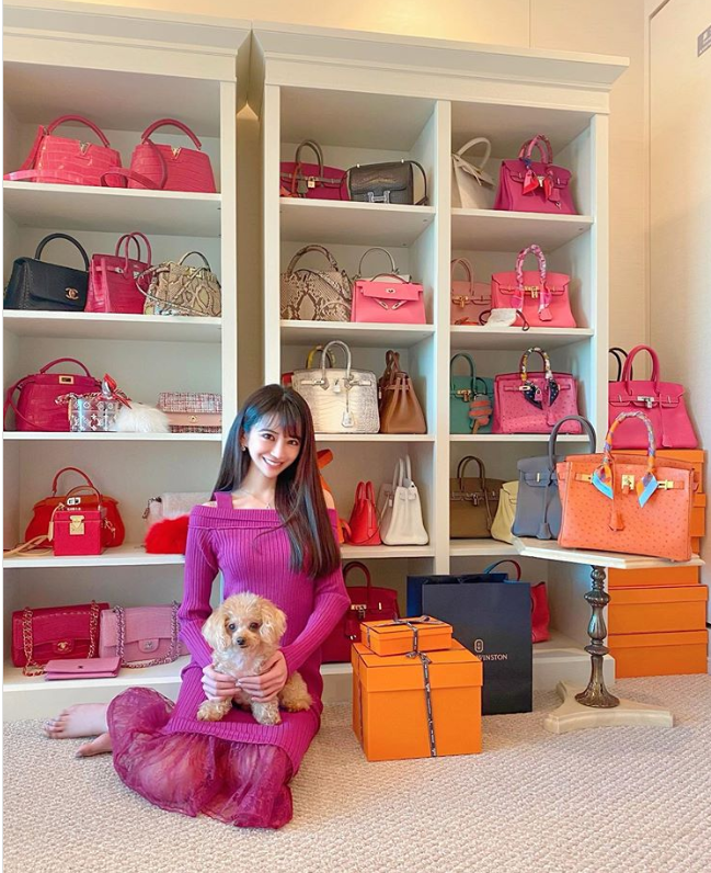 「女帝」愛澤繪美里嗜好是收藏包包,名牌包堆滿家中。(愛澤繪美里IG)