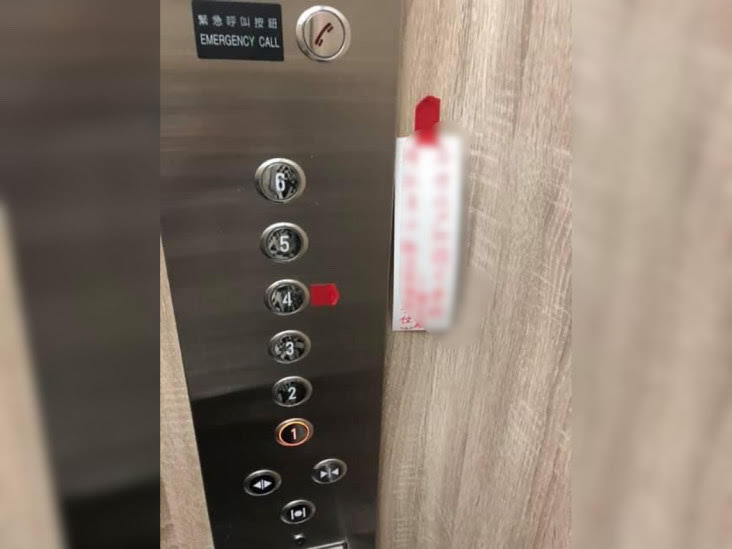 電梯內的紅色小紙條，讓原PO十分感動，將故事分享到網路上。（翻攝自臉書社團「爆廢公社」）