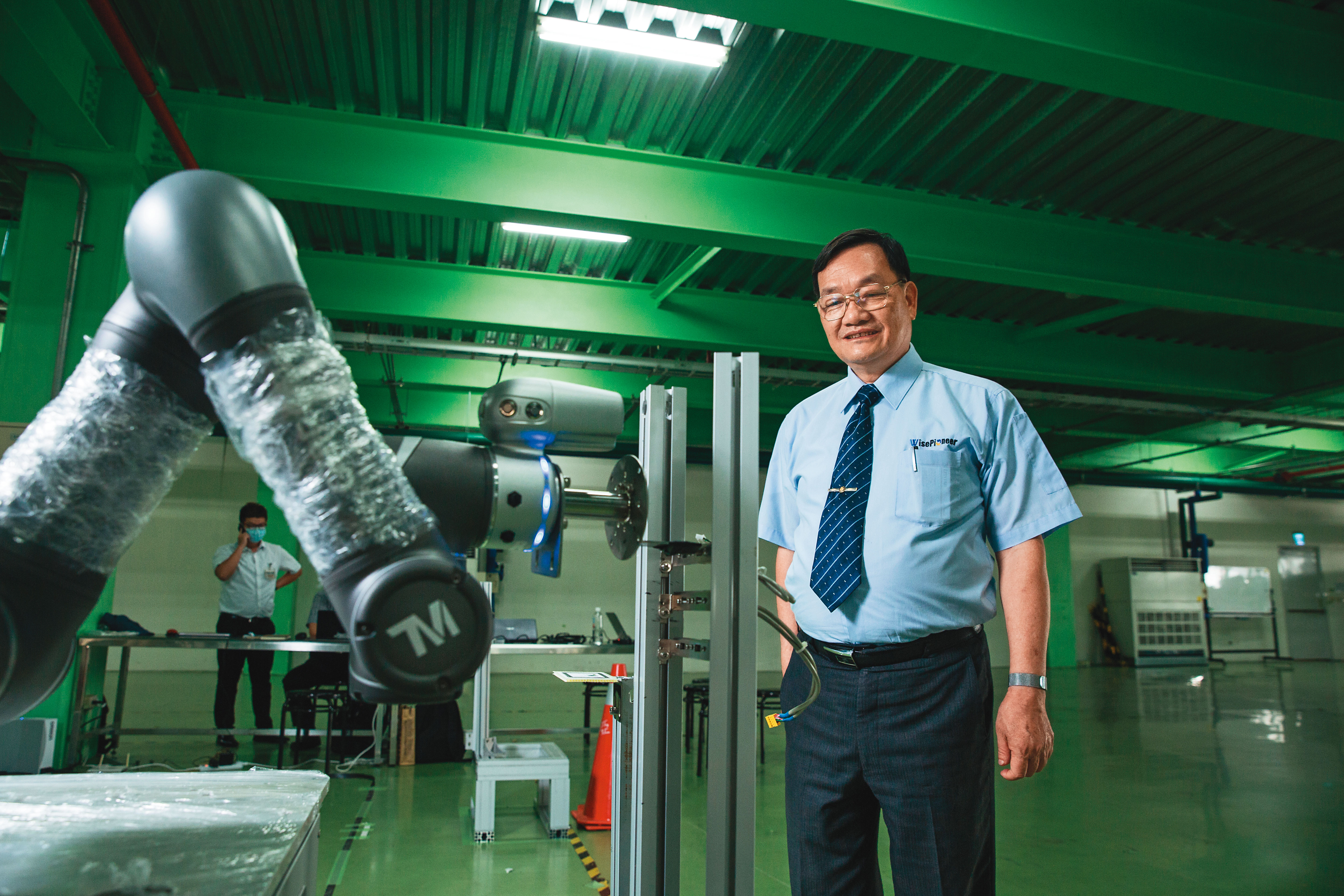 旭東機械替全球晶圓代工龍頭量身訂做出晶圓盒全自動包裝機，打入半導體供應鏈，下一階段正積極布局晶圓自動倉儲系統，取代傳統人力作業。