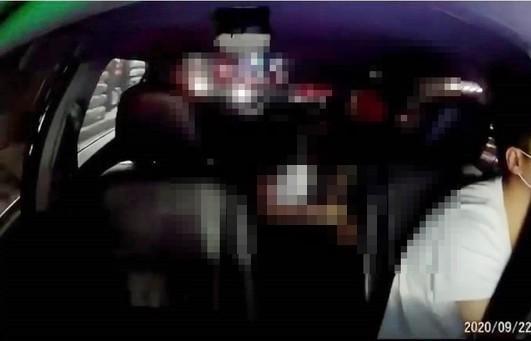 一對疑似情女在車內上演活春宮,讓司機看傻眼。(翻攝自畫面)