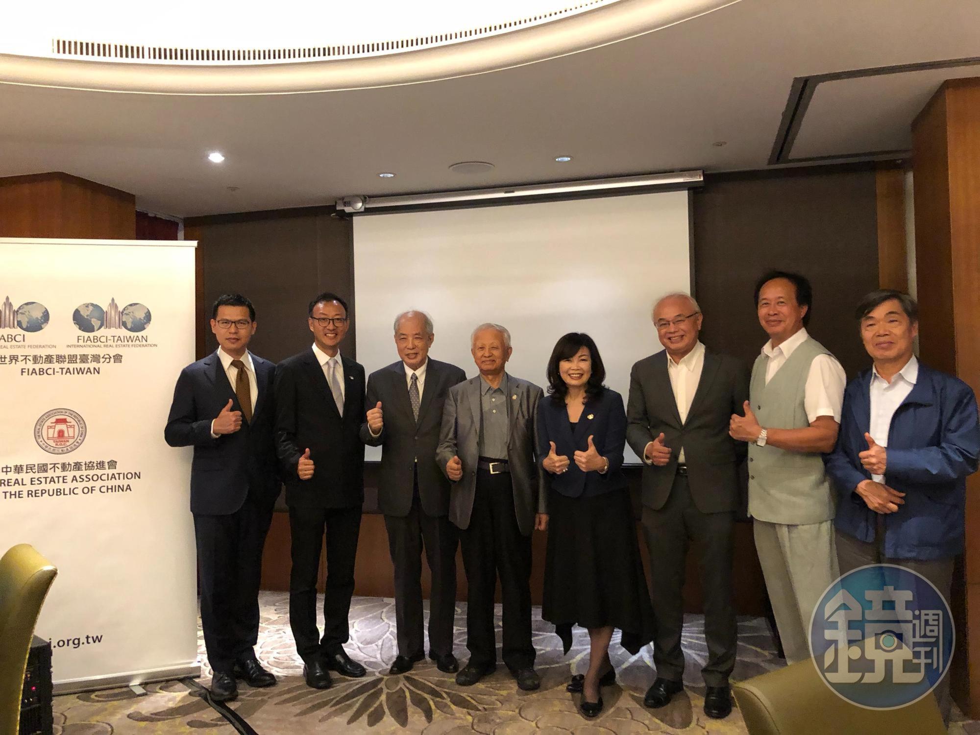 中華民國不動產協進會新任理事長張麗莉(右4)率名譽理事長黃南淵(右5)、副理事長唐國維(左2)、祕書長蕭家興(右2)、產業發展會主委黃志遠(右3)、副主委蔡漢霖(左1)、會刊主委陳明竺(左3)、大展公司董事長邱文良(右1)出席記者會。