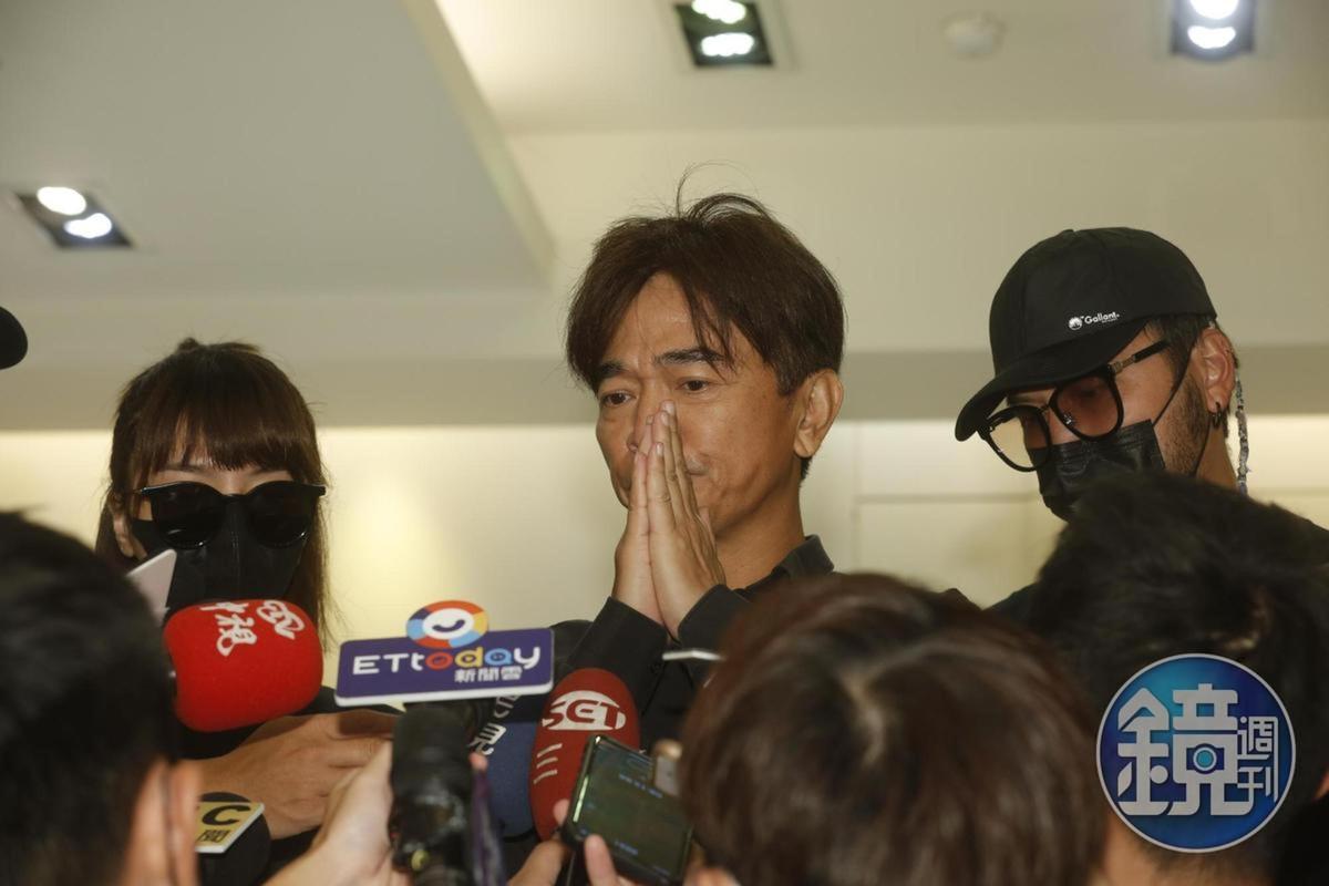 吳宗憲曾在靈堂帶著KID（右）、峮峮（左）一起受訪。
