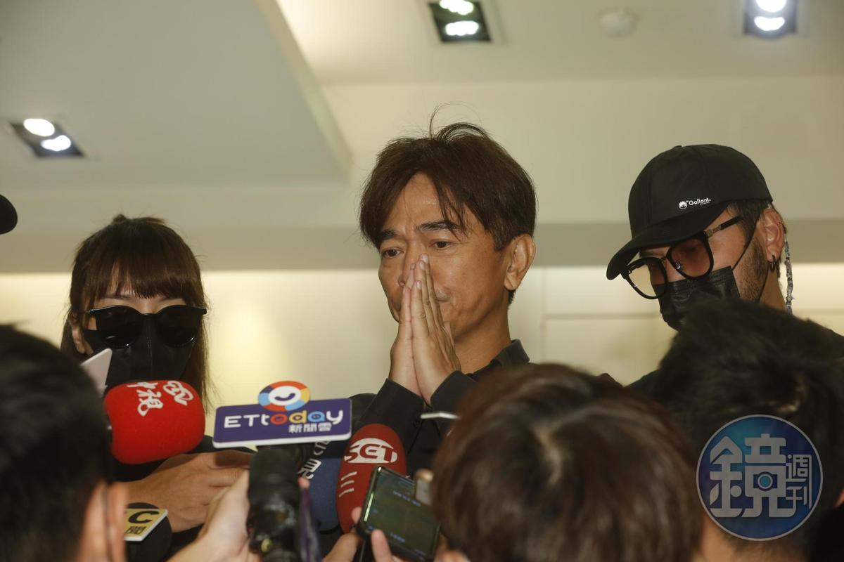 吳宗憲曾在靈堂帶著KID（右）、峮峮（左）一起受訪。