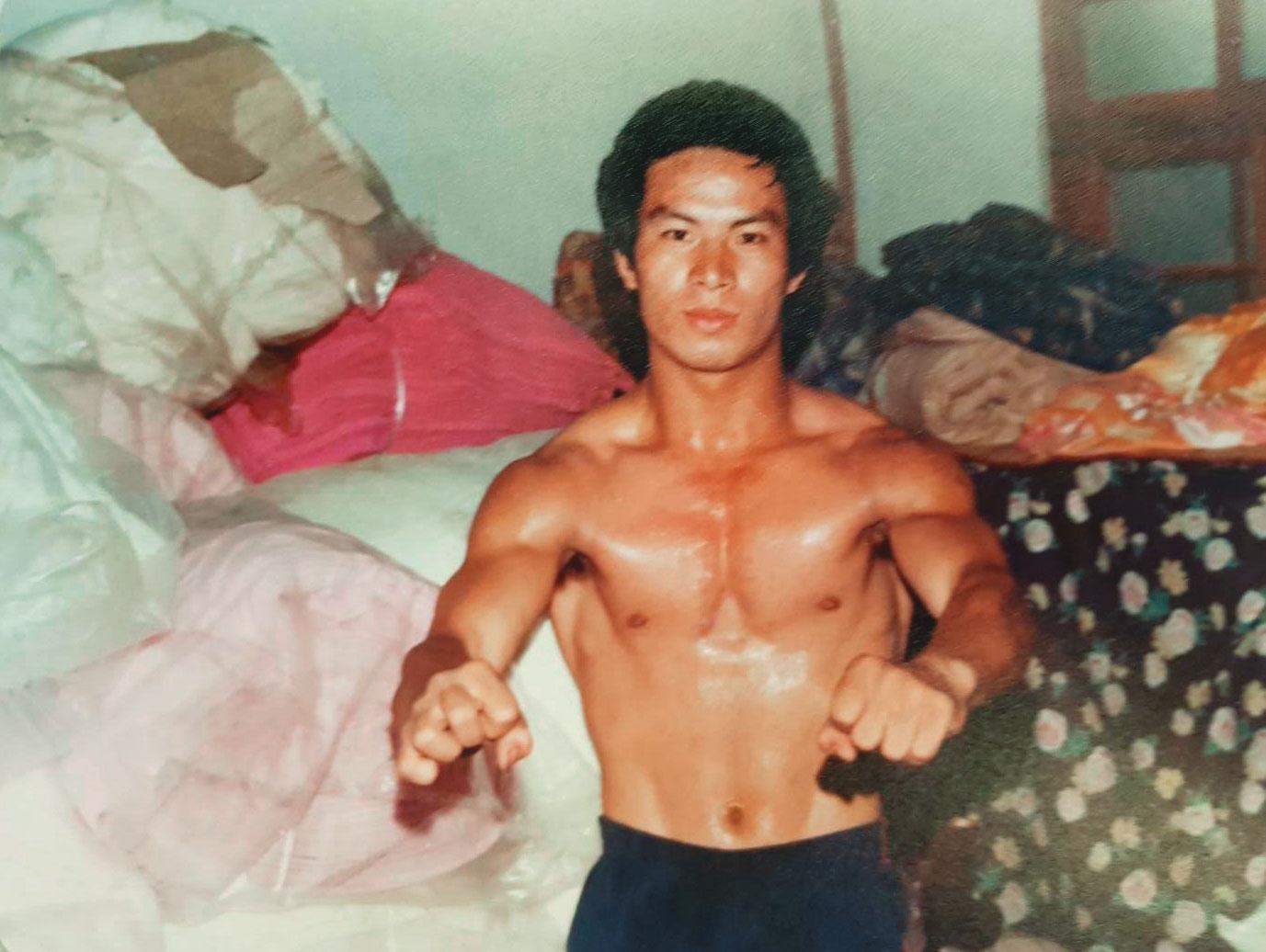 沈大裕26歲就在台南經營布料外銷,長年扛布送貨,練出一身肌肉。(沈大裕提供)